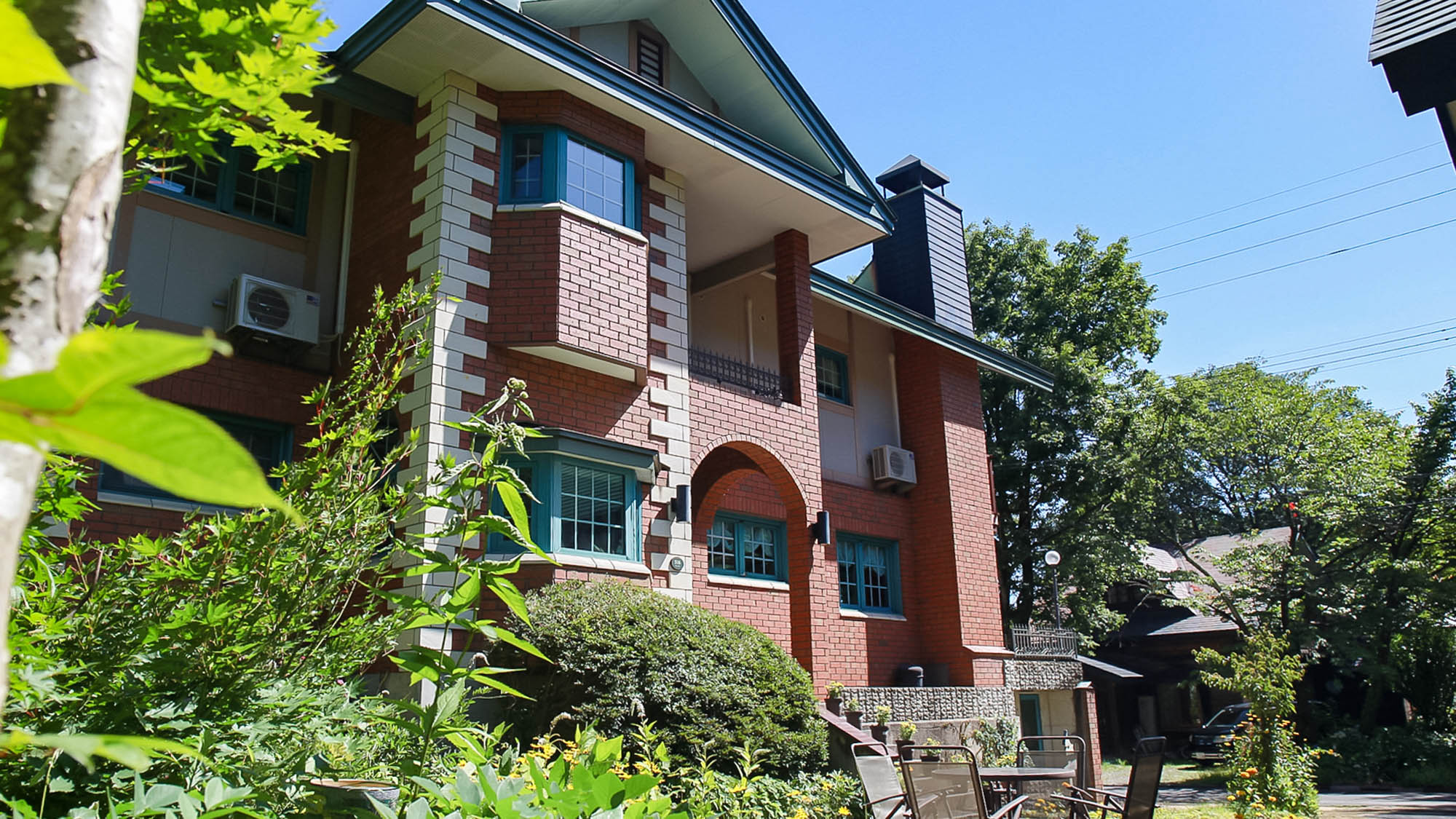 ・【外観】「三匹のこぶた」に出てくるような煙突のあるレンガのペンションです