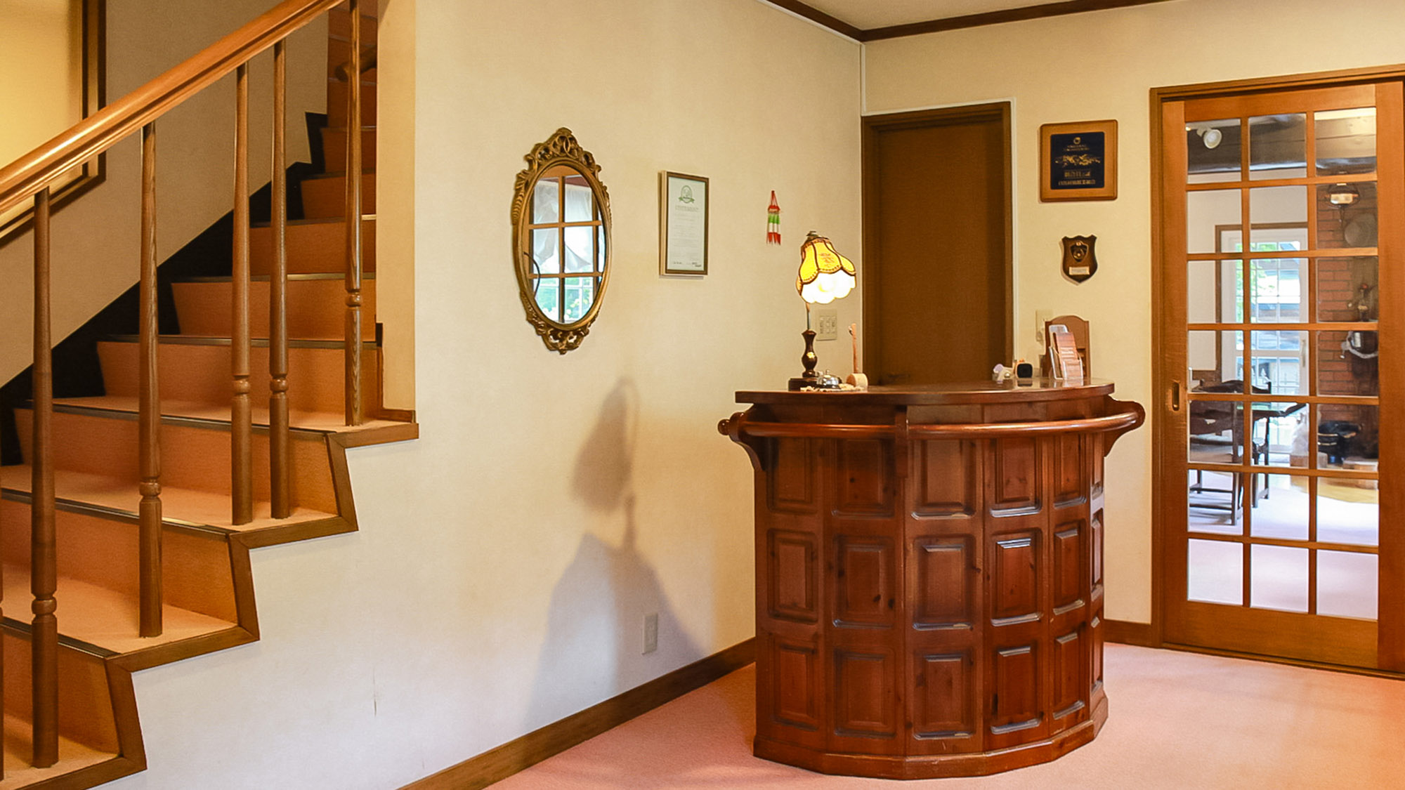 ・【フロント】重厚感のある木のカウンターが落ち着いた雰囲気です