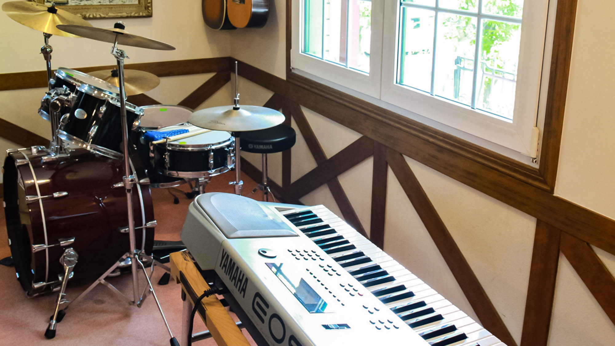 ・【ラウンジ】当館では「音楽・絵画教室」合宿を随時受け付けております。お気軽にご相談ください