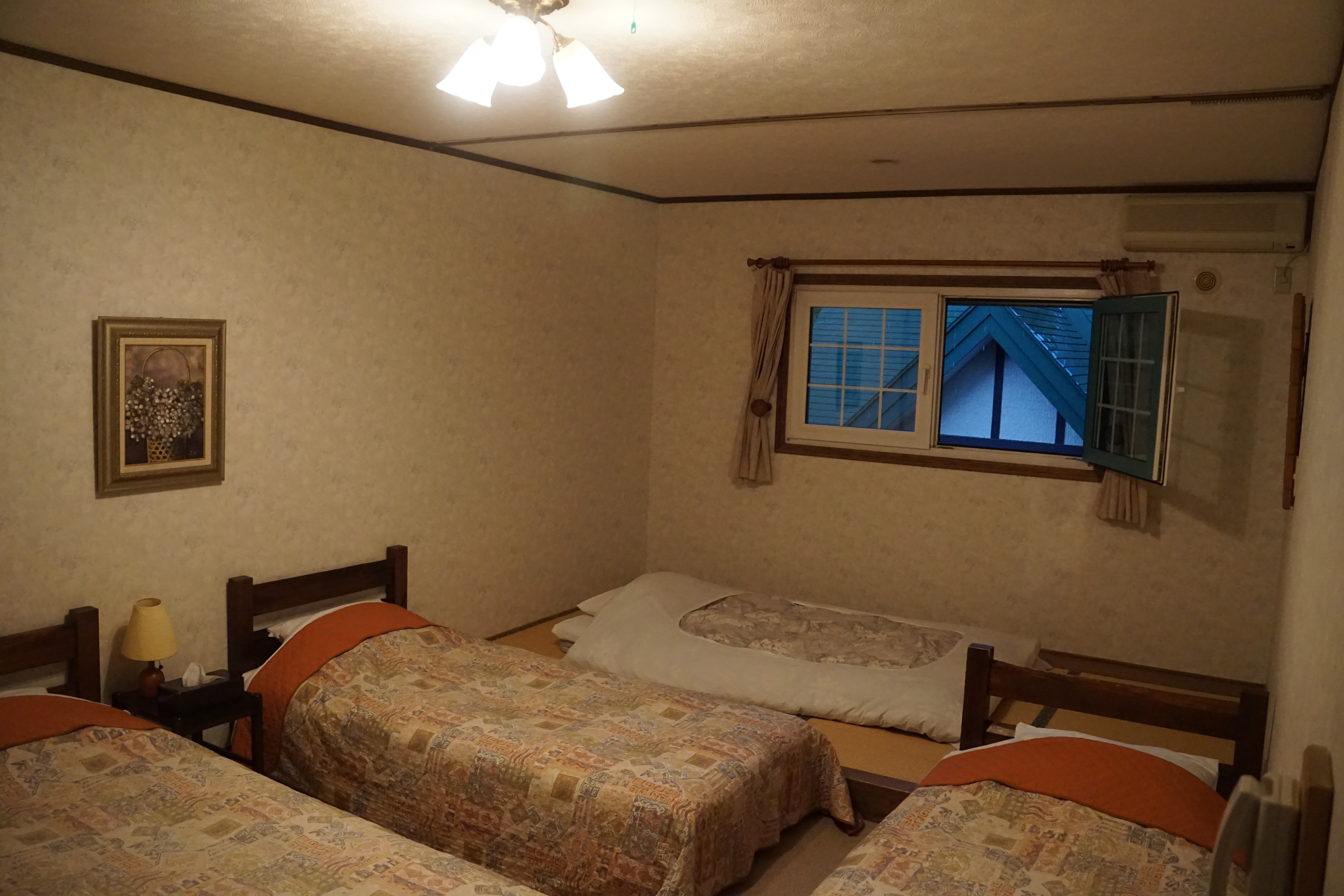 和洋室 ベット&times;3 布団&times;3