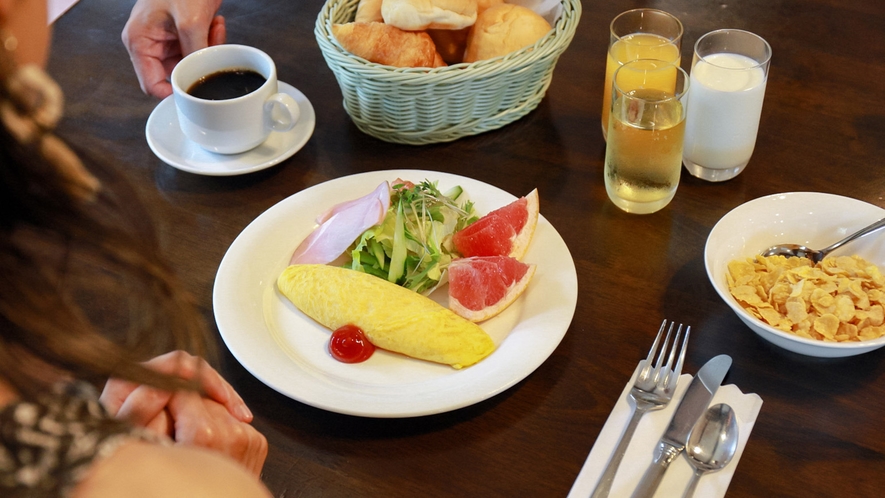 ・【朝食】ブレックファーストに香りのよい挽きたてのコーヒーをお楽しみください