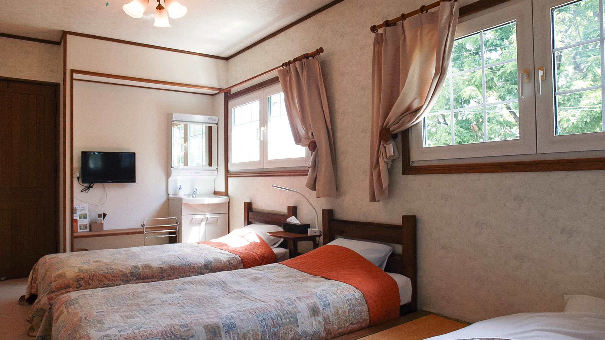 ・【和洋室/ベッド2・布団1】フリーWi-Fiやデスクもあるので、ワーケーションにおすすめ♪