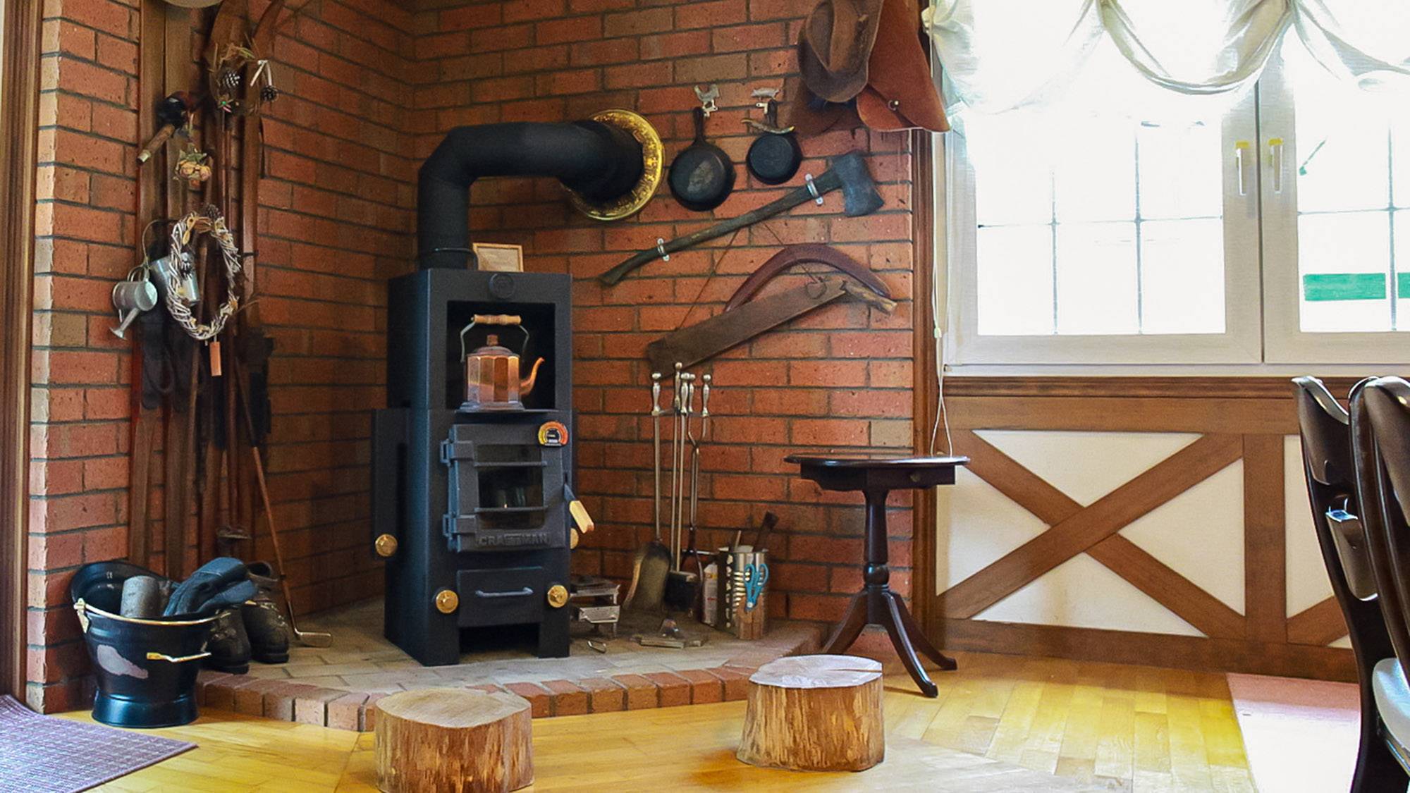 ・【ラウンジ】切り株のイスに座って団らんも楽しめます！