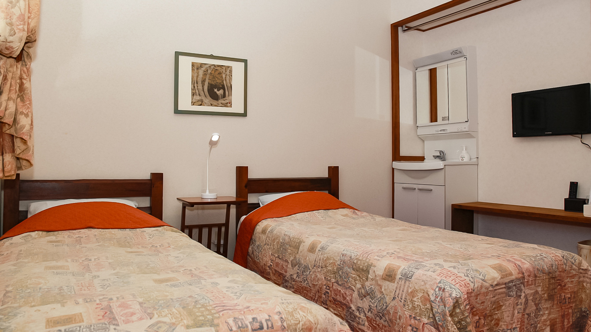 ・【ツイン】お部屋に洗面台も付いていて便利です