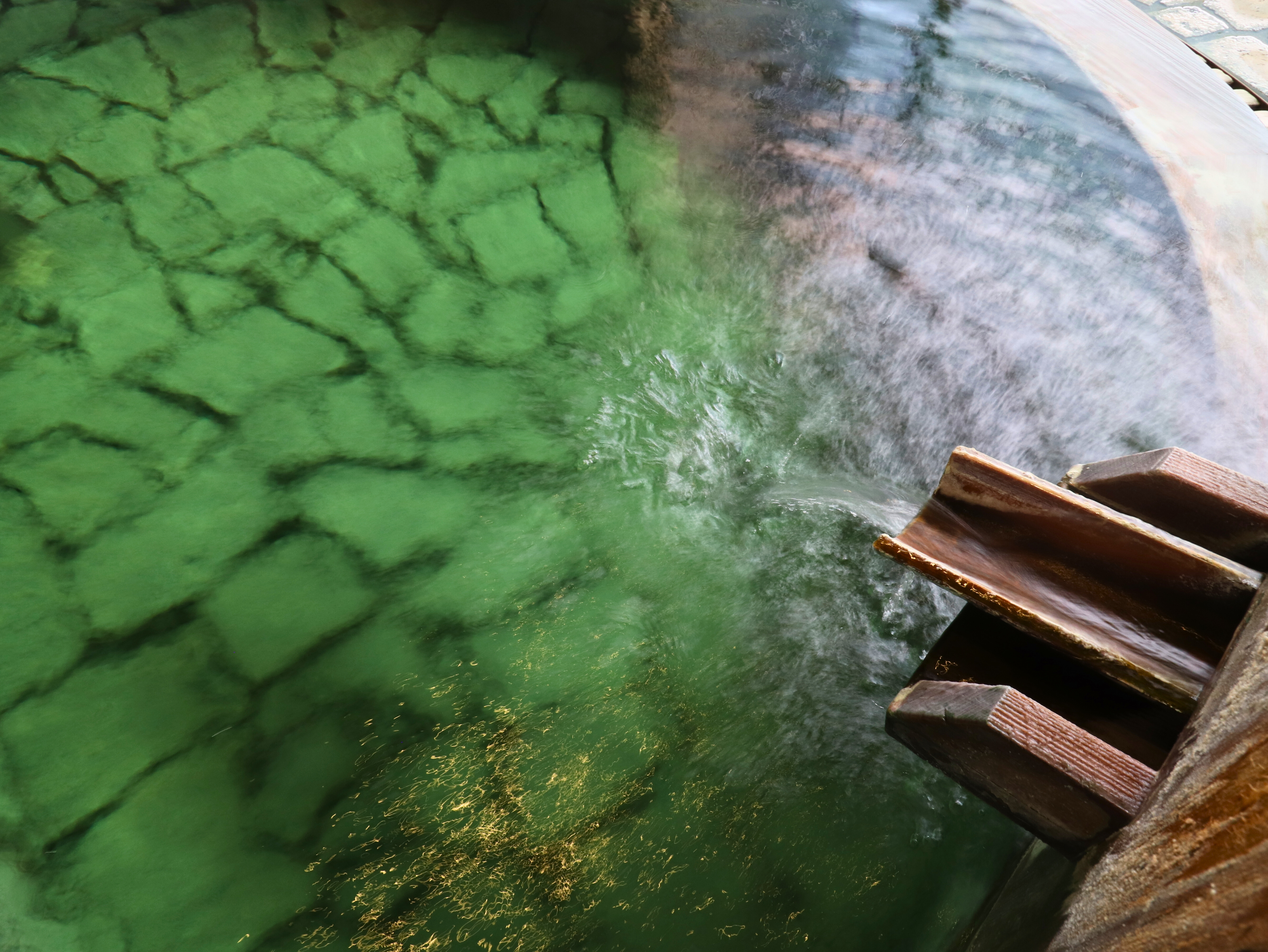 展望露天風呂【花鏡】絶景の阿賀野川を眺め浸かるエメラルドグリーンに輝く天然温泉