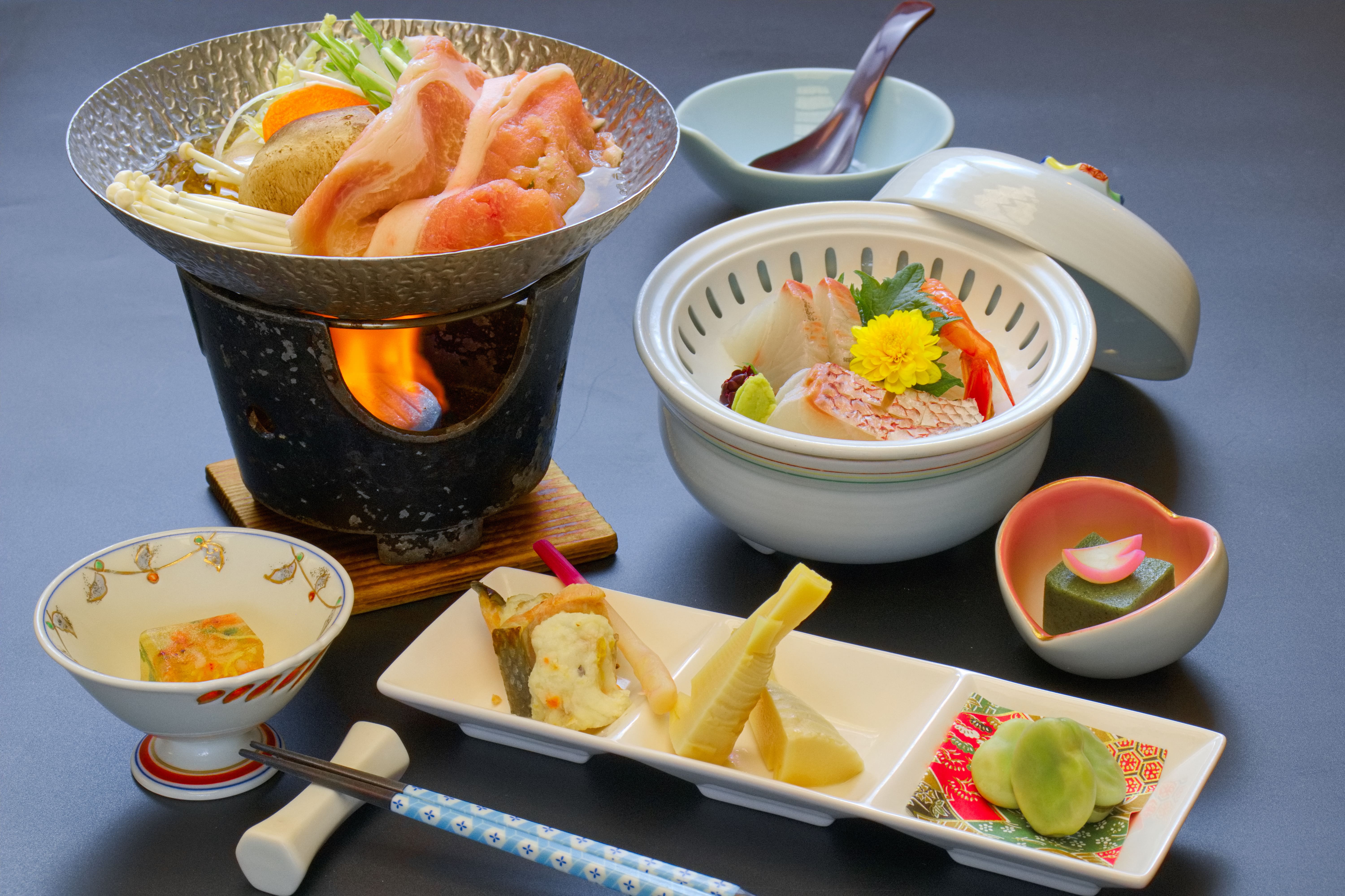 【会場食の一例】新潟県産「純白のビアンカ豚」の旨味が際立つ、彩り豊かな懐石料理。