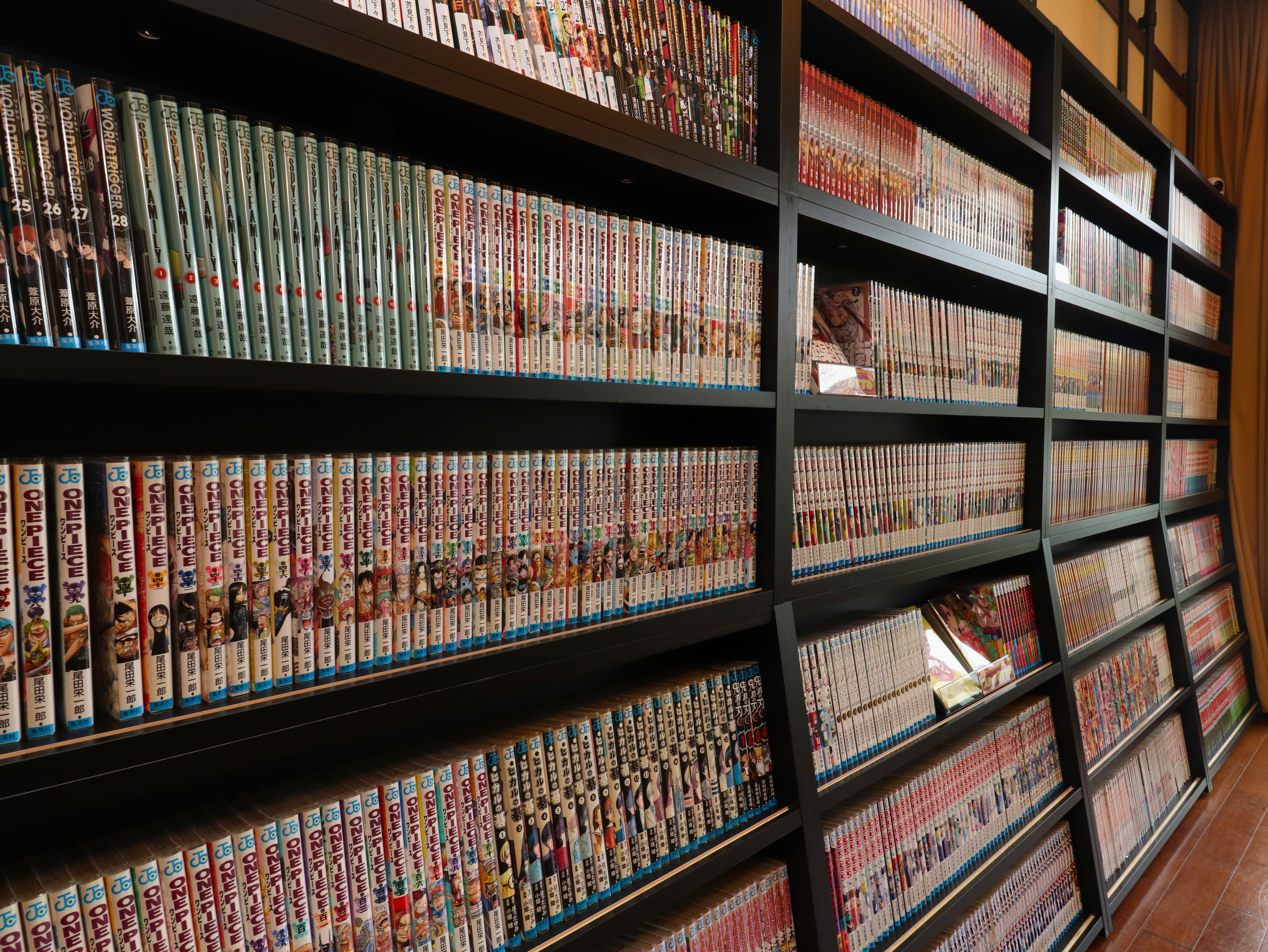 漫画コーナー♪約3,000冊！様々なジャンルの漫画をご用意しております。