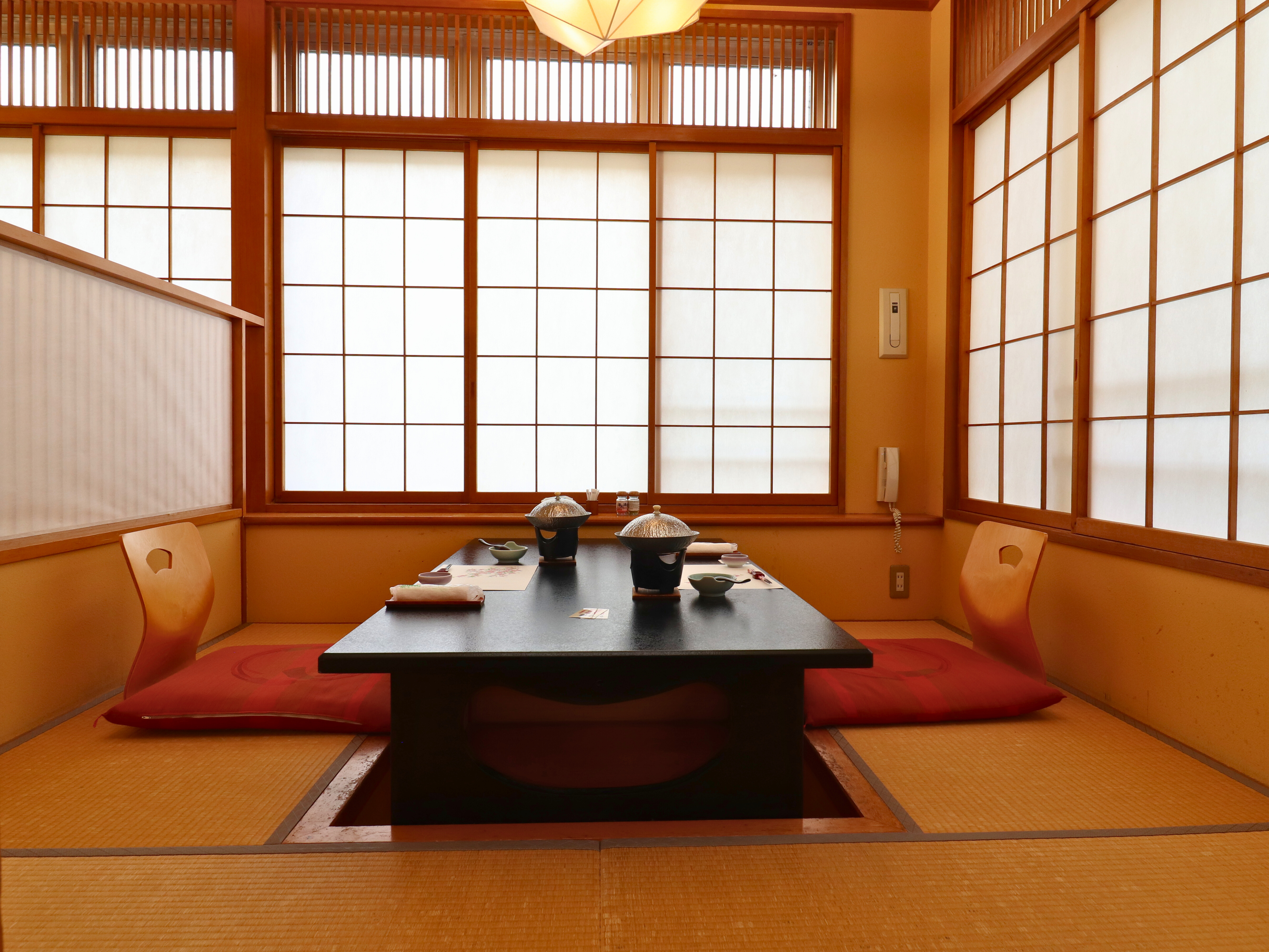 料亭「月あかり」お座敷でお食事をご用意しております。