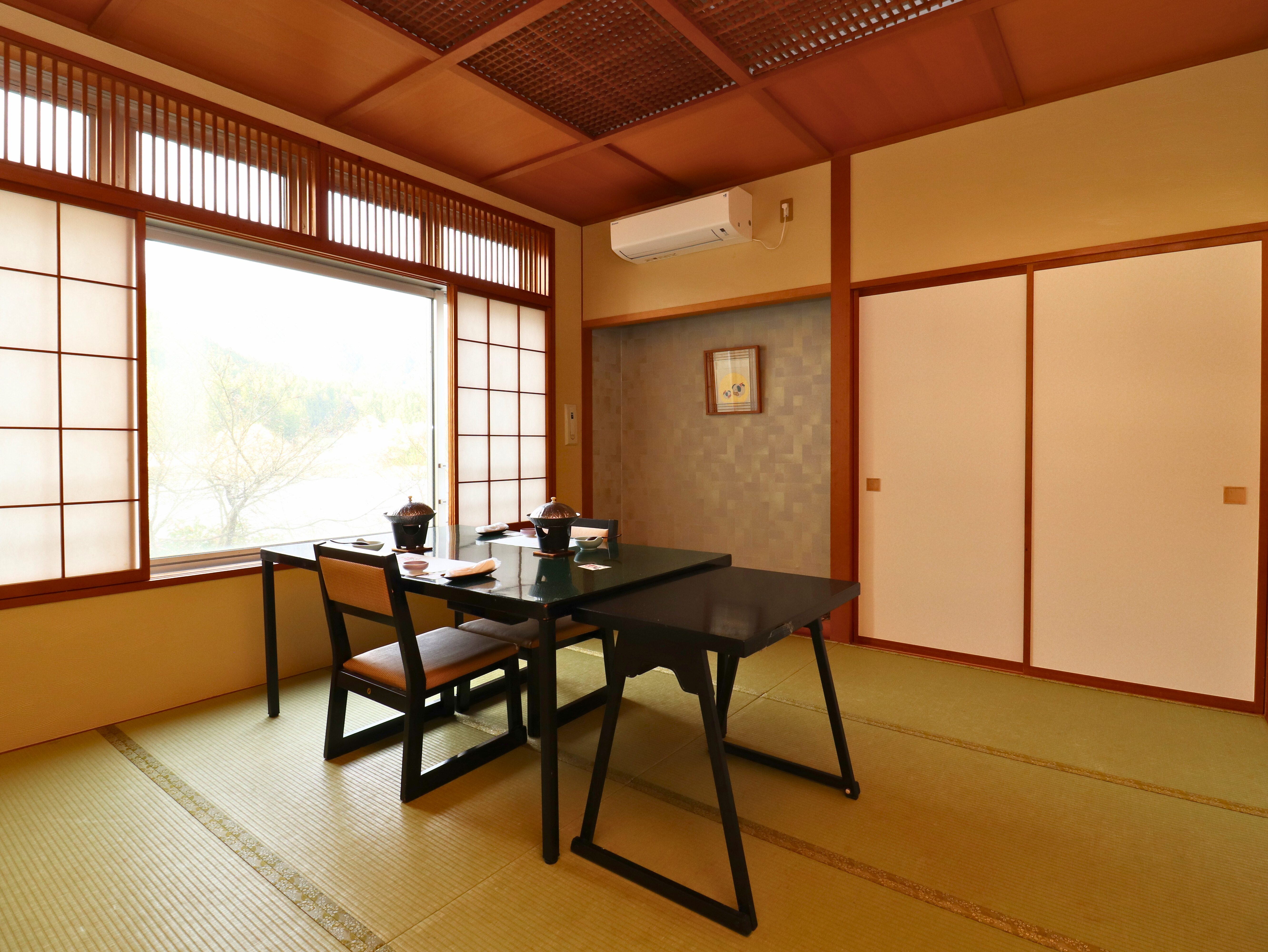 料亭「月あかり」個室もございます。