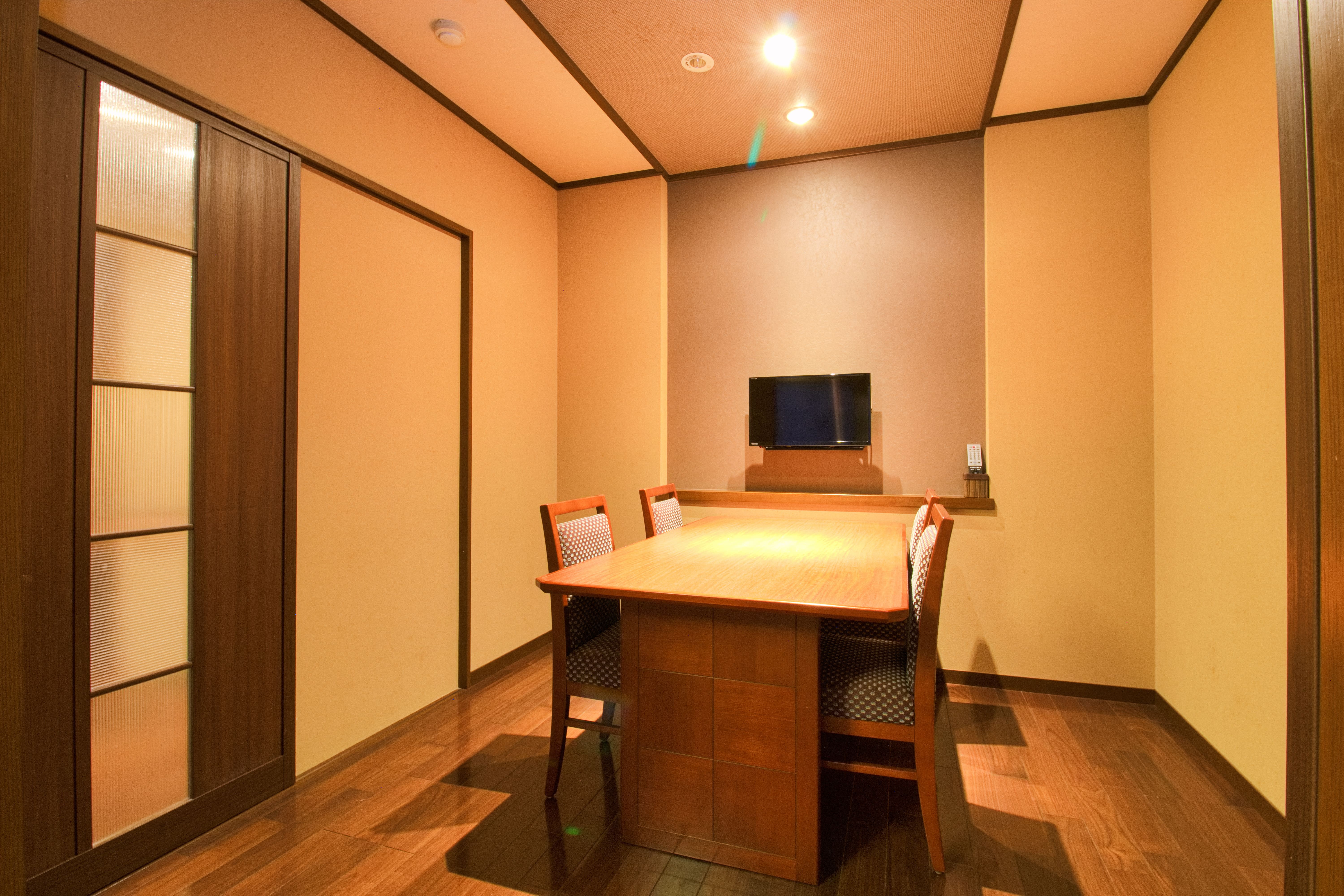 「白磁」「琥珀」「茜」3室限定ダイニングルーム【レセプションフロア沙渡里】