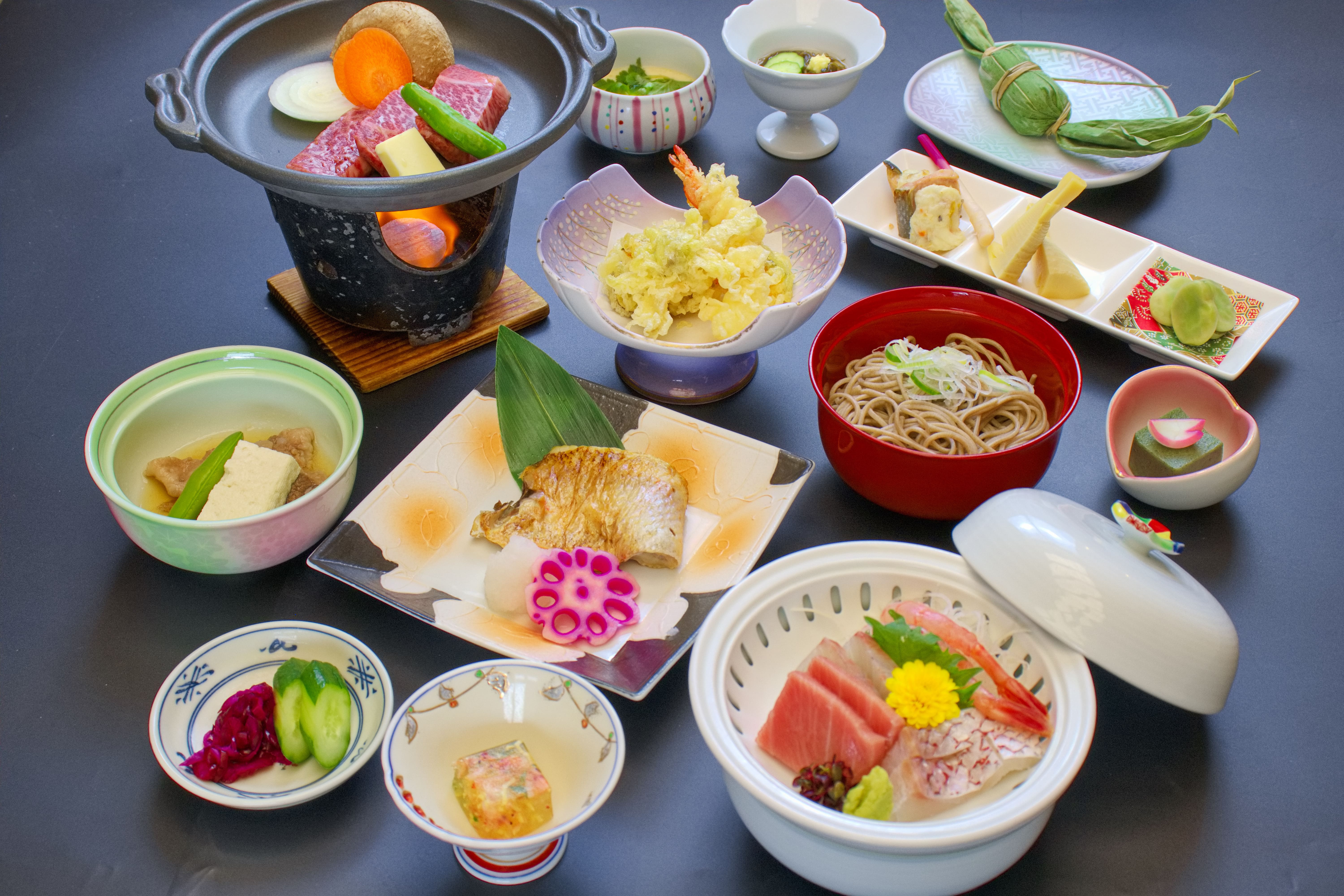 【お部屋食の一例】特選にいがた和牛の常夜鍋と、脂の乗った炭火焼のどぐろをお部屋で優雅に味わう特別なひととき。