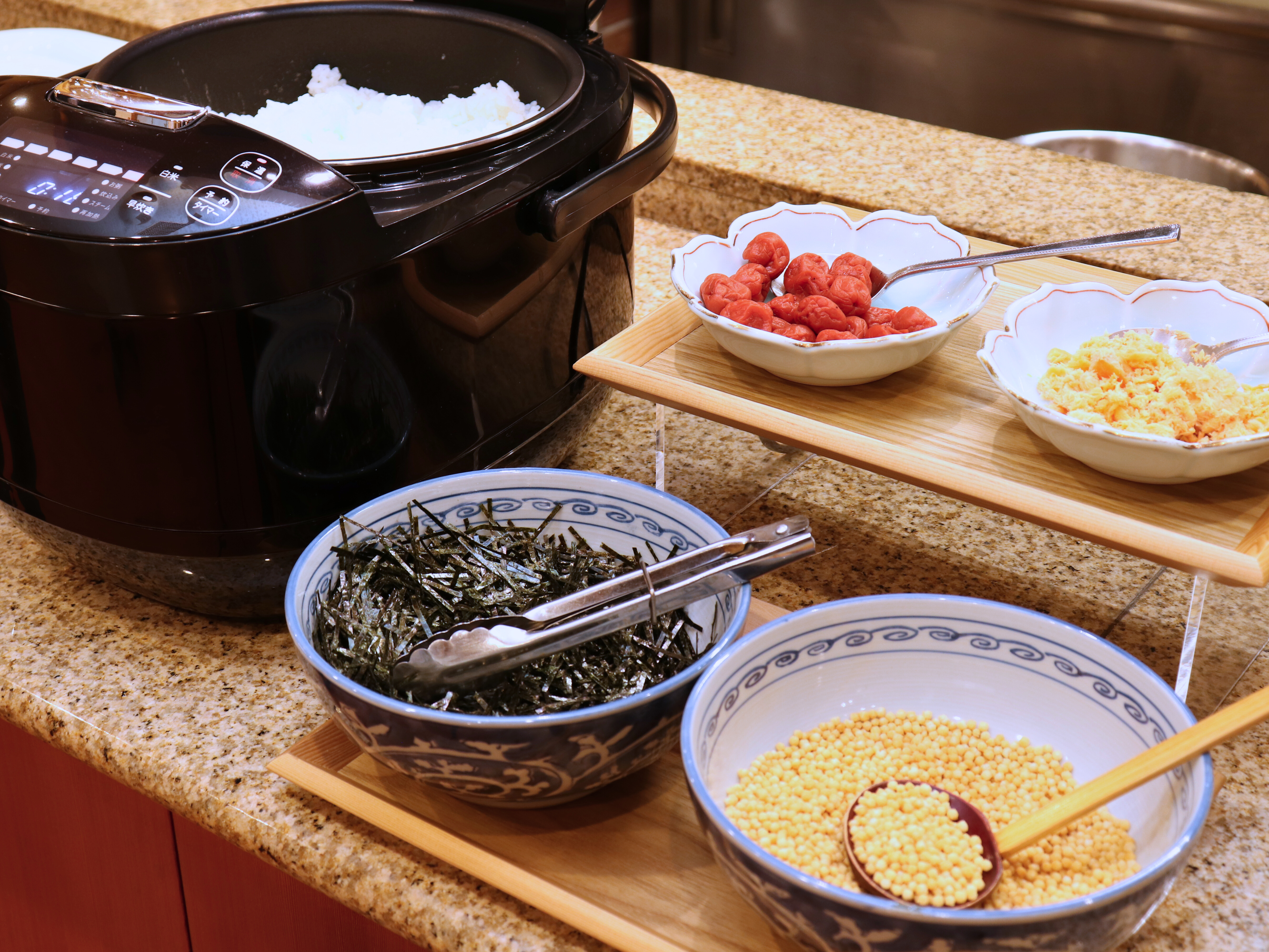 お夜食サービス21：00～22：00の間、つきあかりにてお茶漬けをご用意しております。