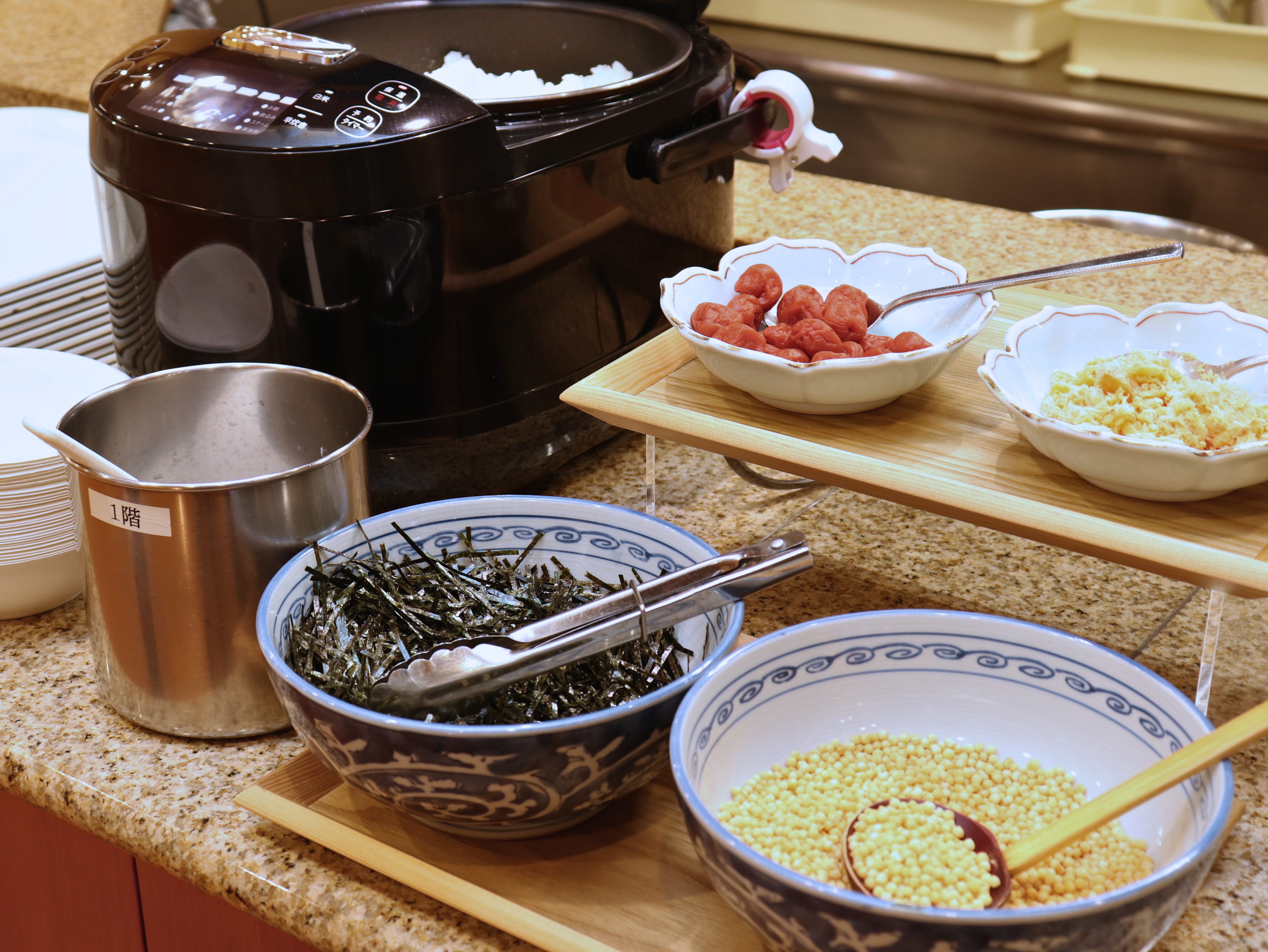 お夜食サービス21：00～22：00の間、つきあかりにてお茶漬けをご用意しております。