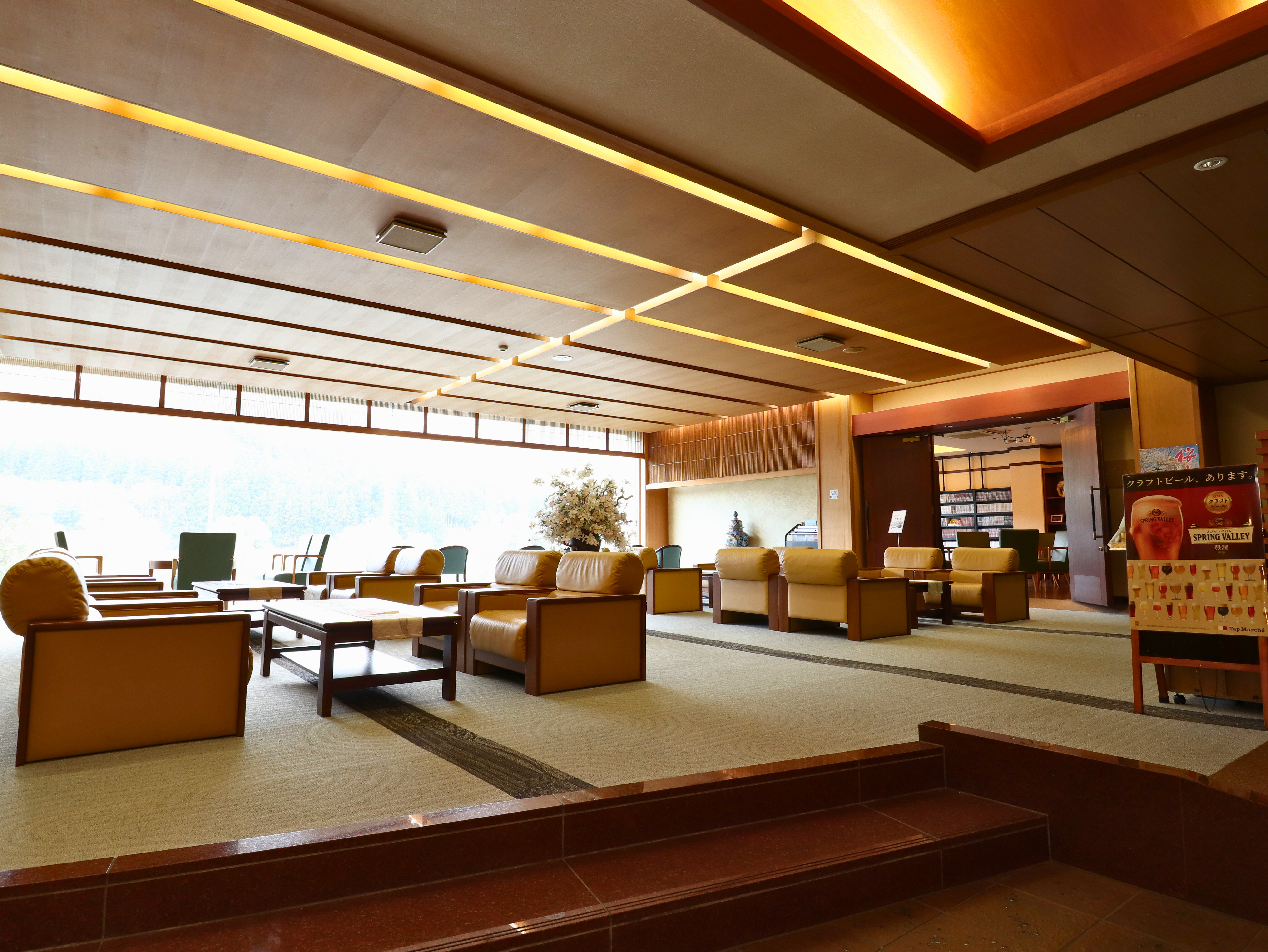 ラウンジではゆったりと寛ぎいただけます。