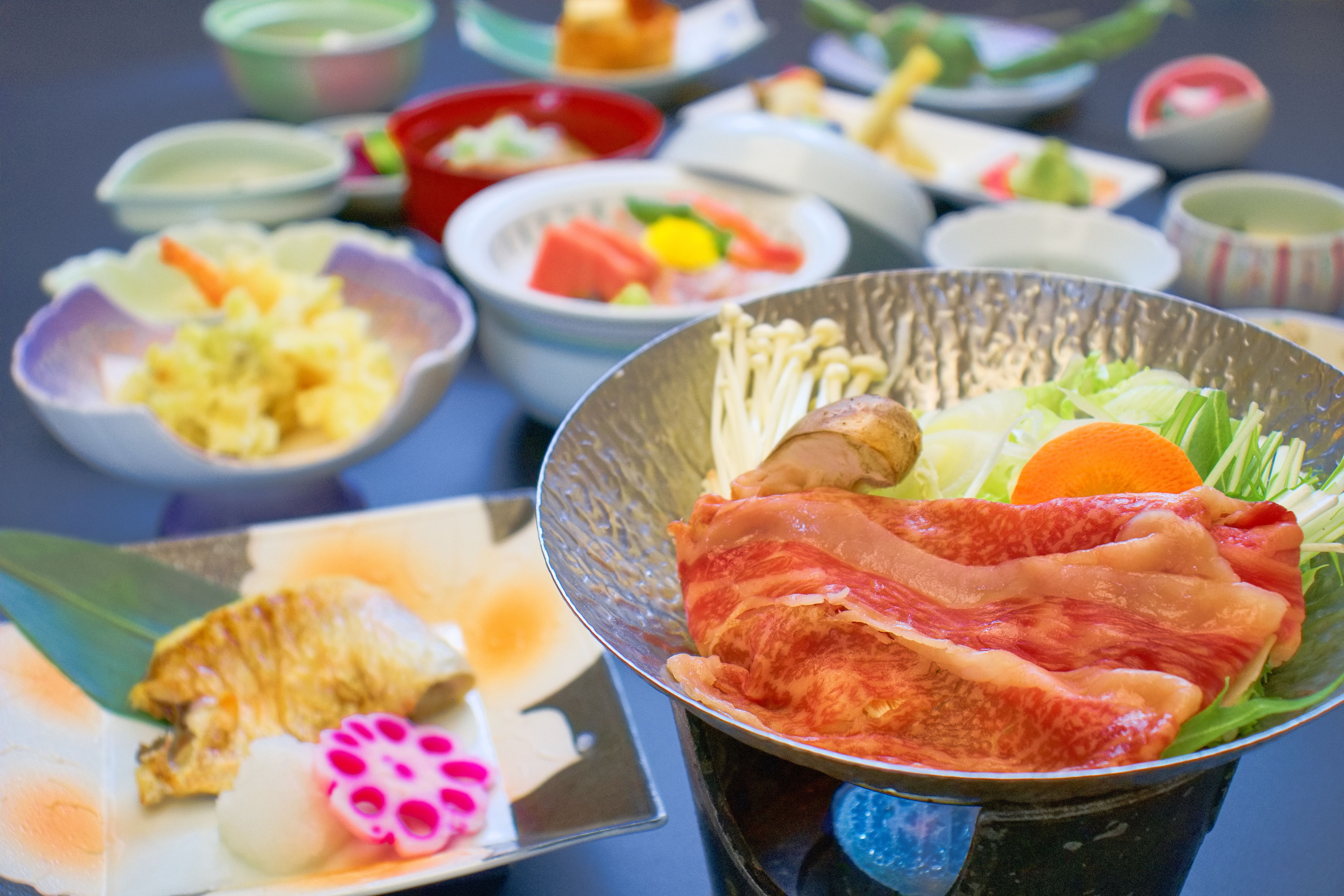 【会場食の一例】にいがた和牛の常夜鍋と炭火焼のどぐろを中心とした、華やかなワンランク上の懐石コース。