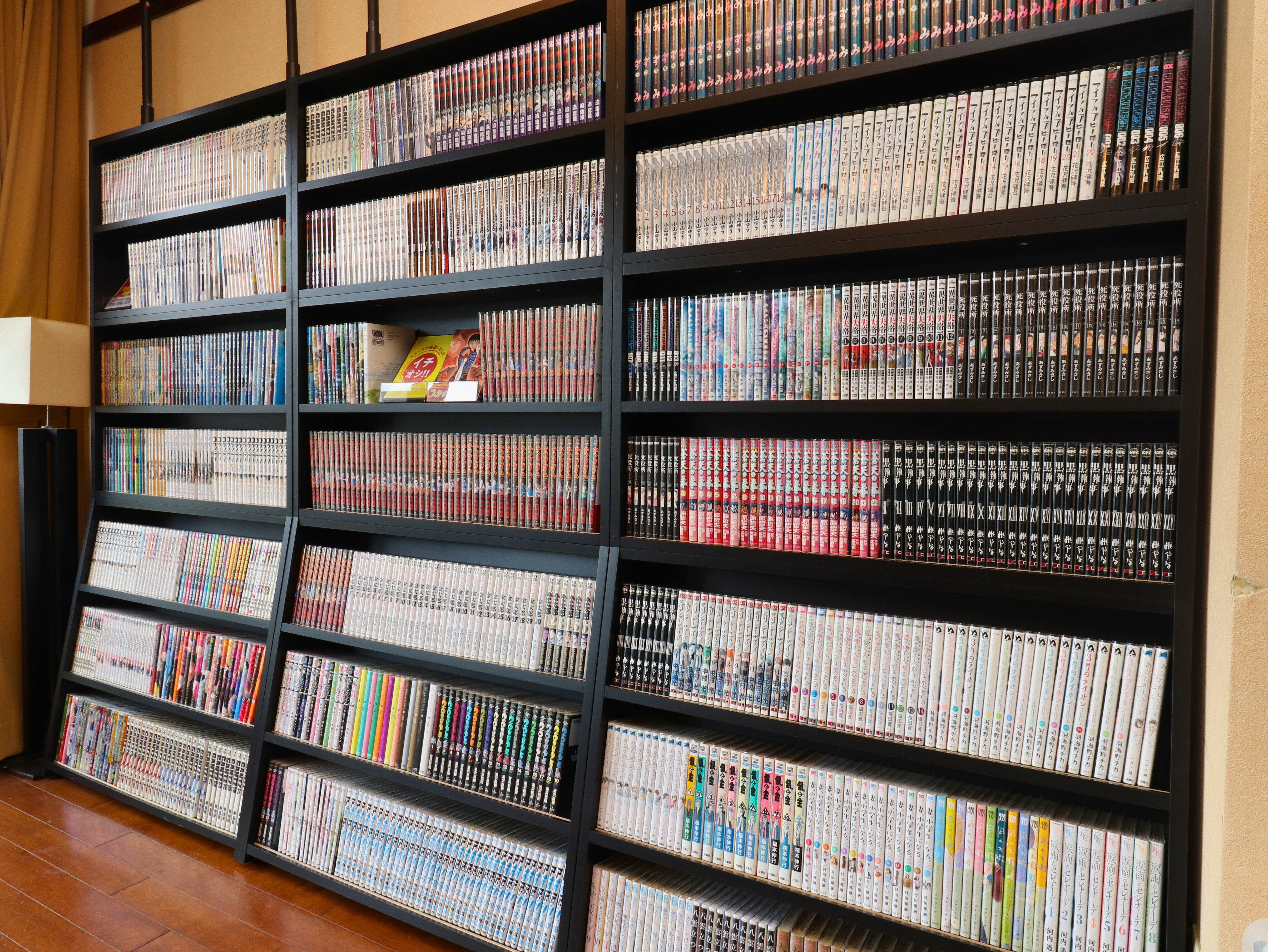 漫画コーナー♪約3,000冊！様々なジャンルの漫画をご用意しております。