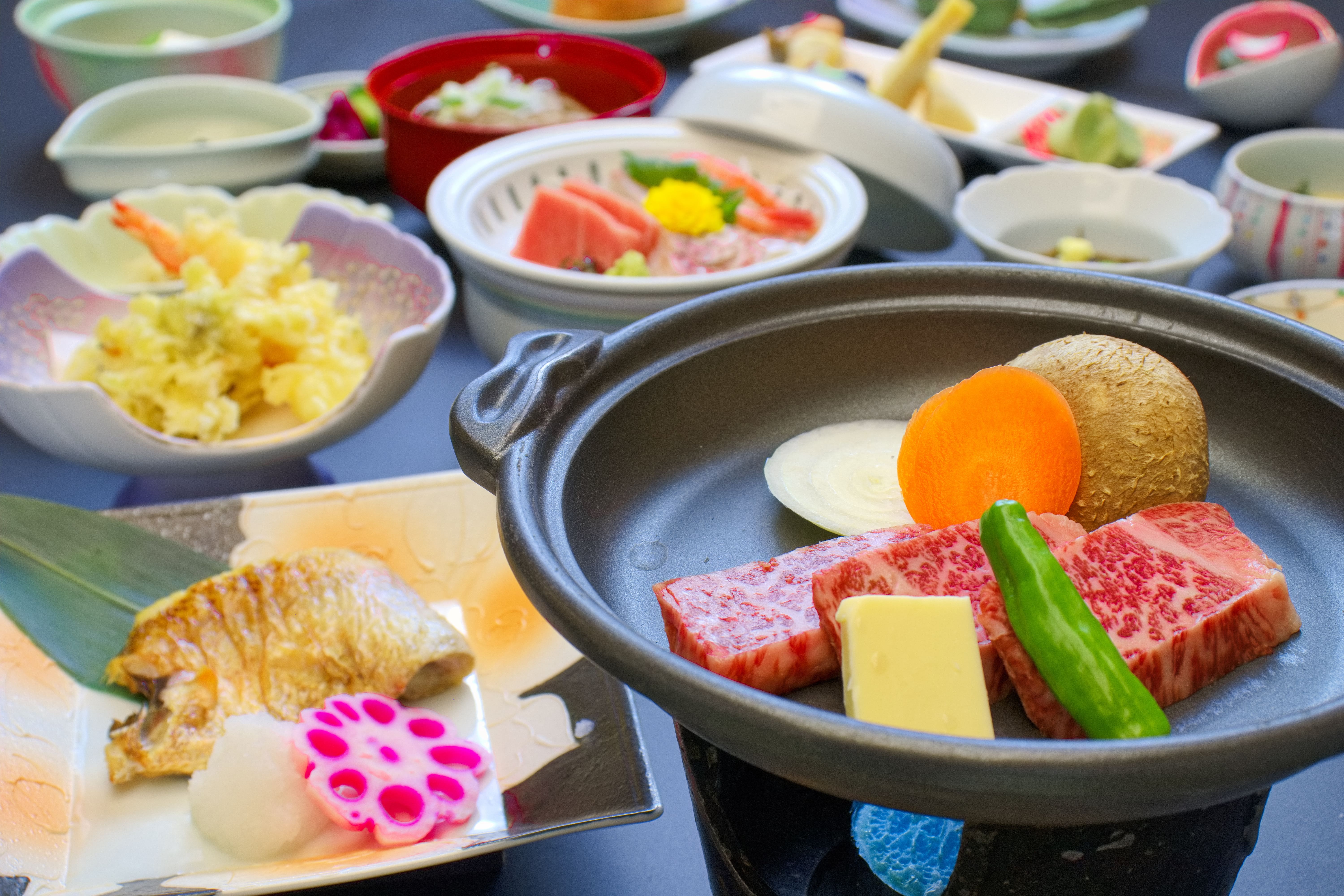 【お部屋食の一例】にいがた和牛の常夜鍋と炭火焼のどぐろをプライベートな空間で楽しむ贅沢なひと皿。