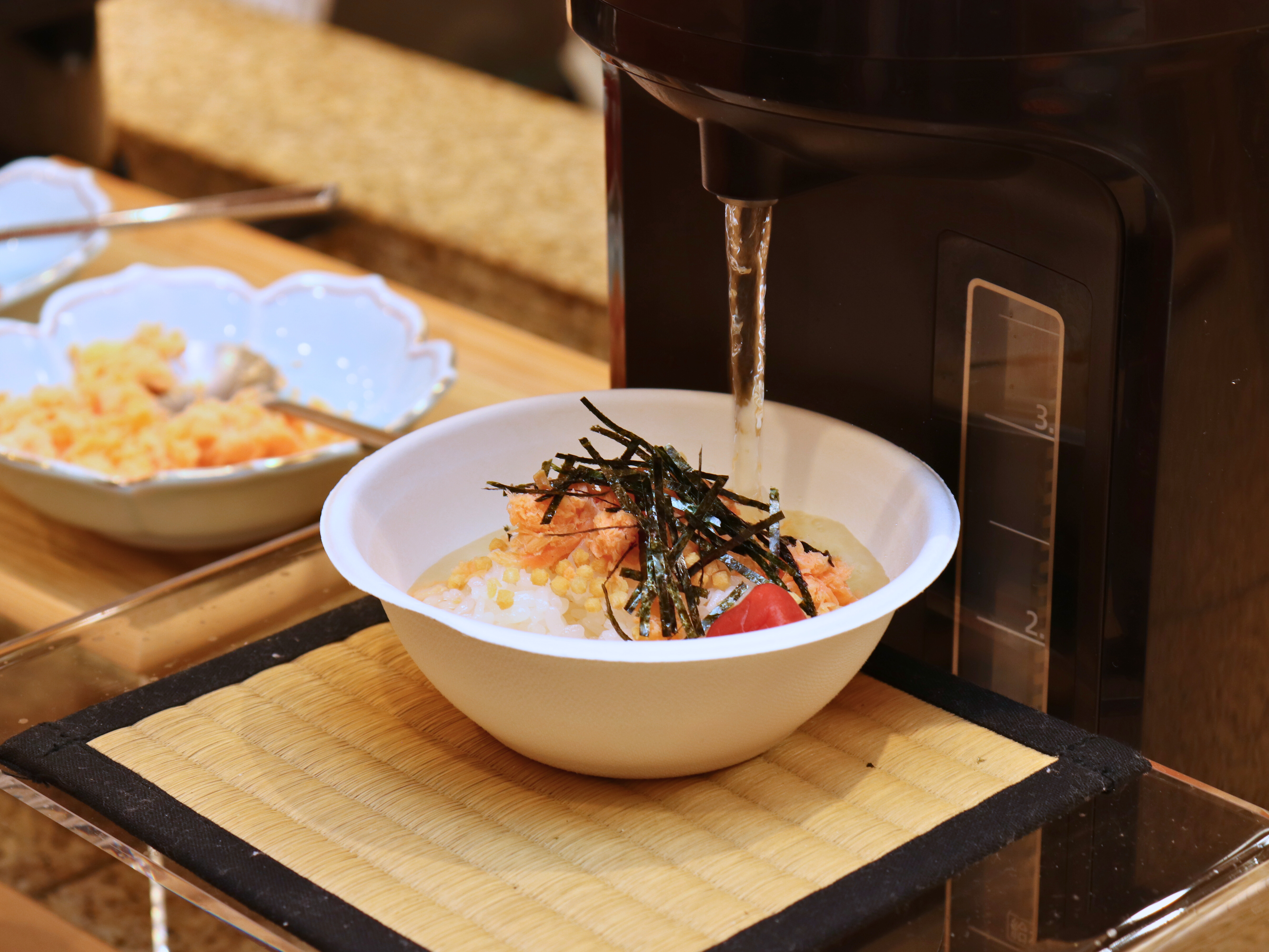 お夜食サービス21：00～22：00の間、つきあかりにてお茶漬けをご用意しております。