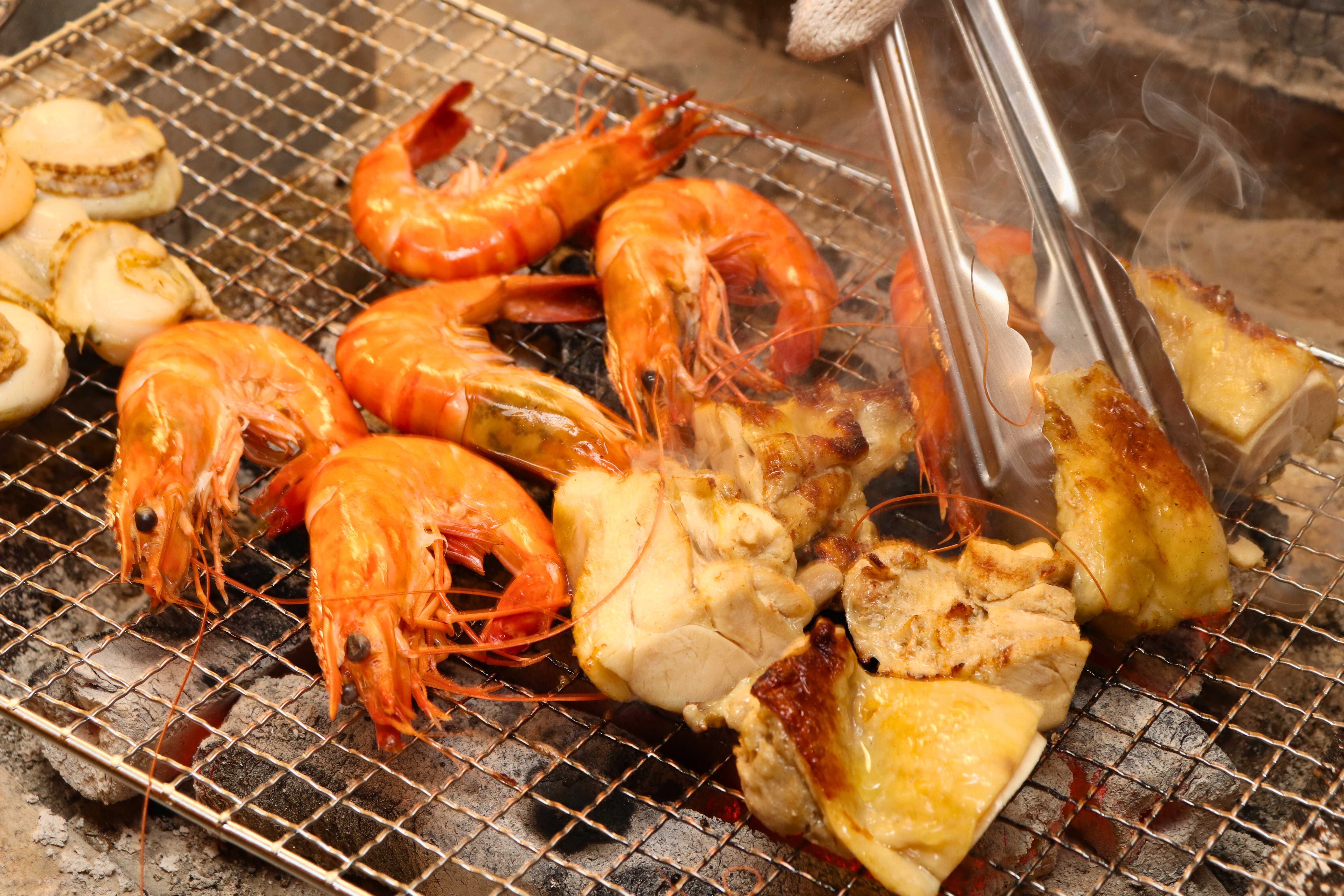 【ライブキッチン】炭火で丁寧に焼き上げた一品料理をご提供いたします。