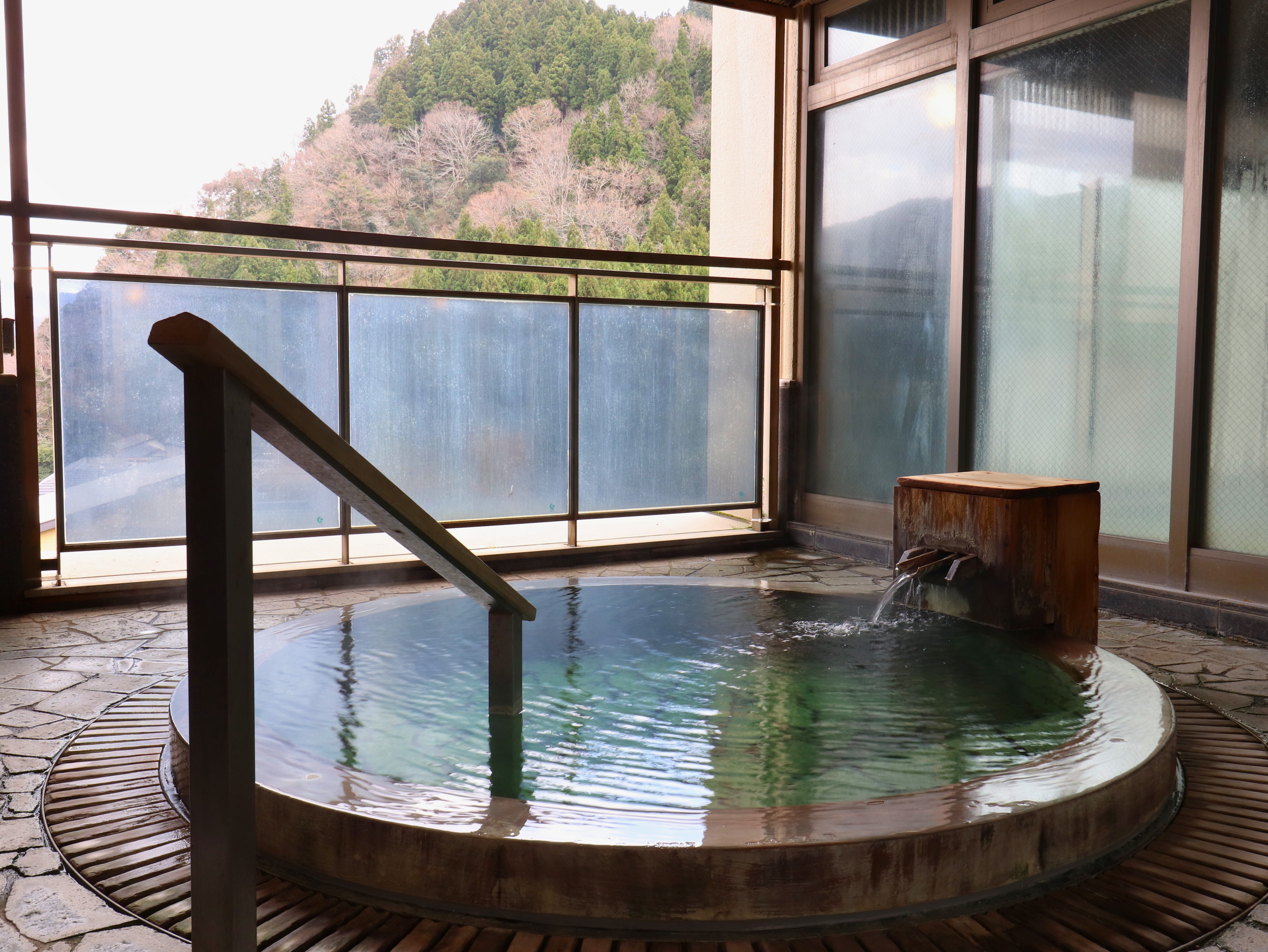 展望露天風呂【花鏡】絶景の阿賀野川を眺め浸かるエメラルドグリーンに輝く天然温泉