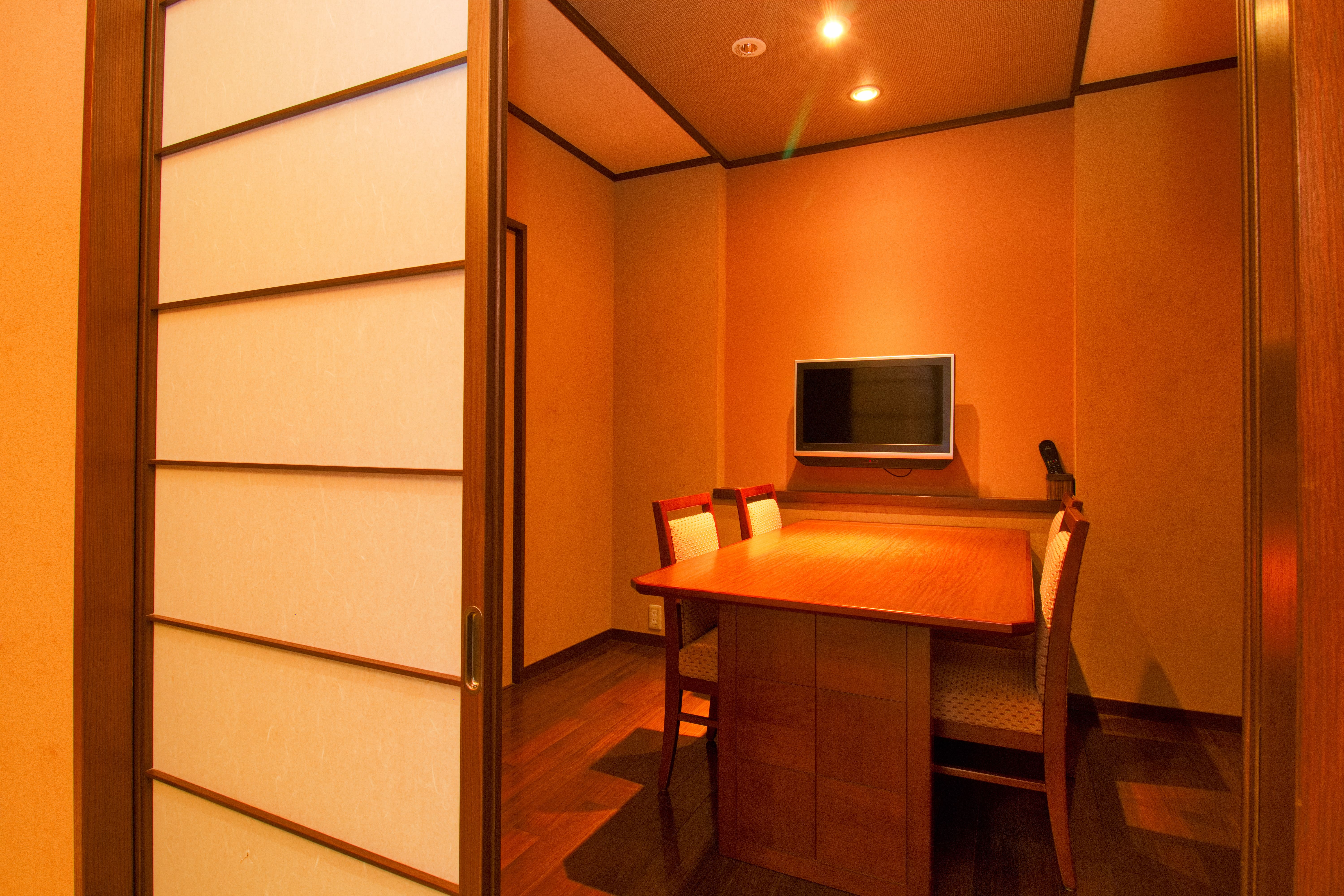 お部屋の専用ダイニングルームで優雅なひと時を。【レセプションフロア沙渡里】