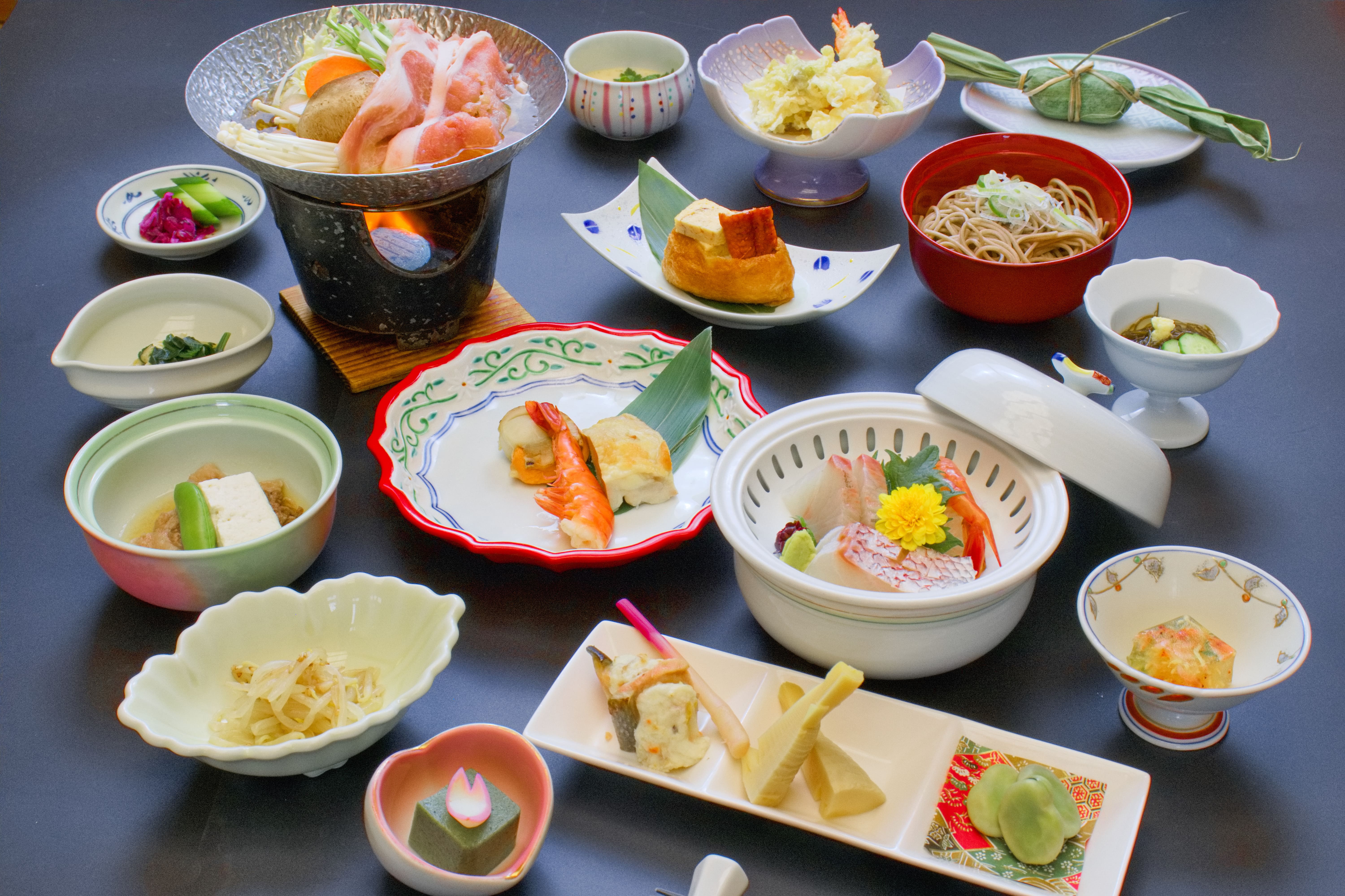 【会場食の一例】新潟県産「純白のビアンカ豚」を使った、季節感豊かな懐石料理です。