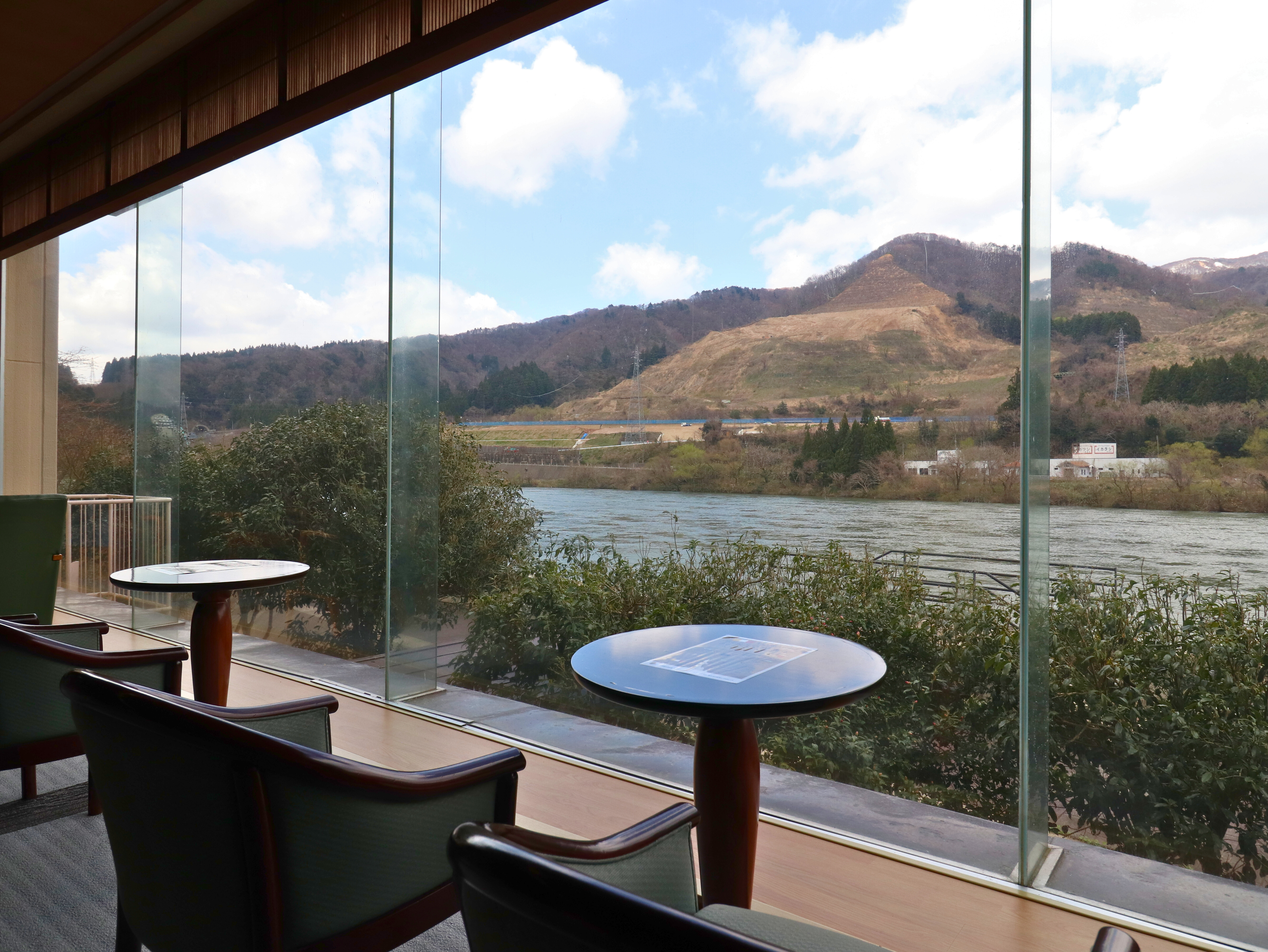 ラウンジからは阿賀野川を一望できます。