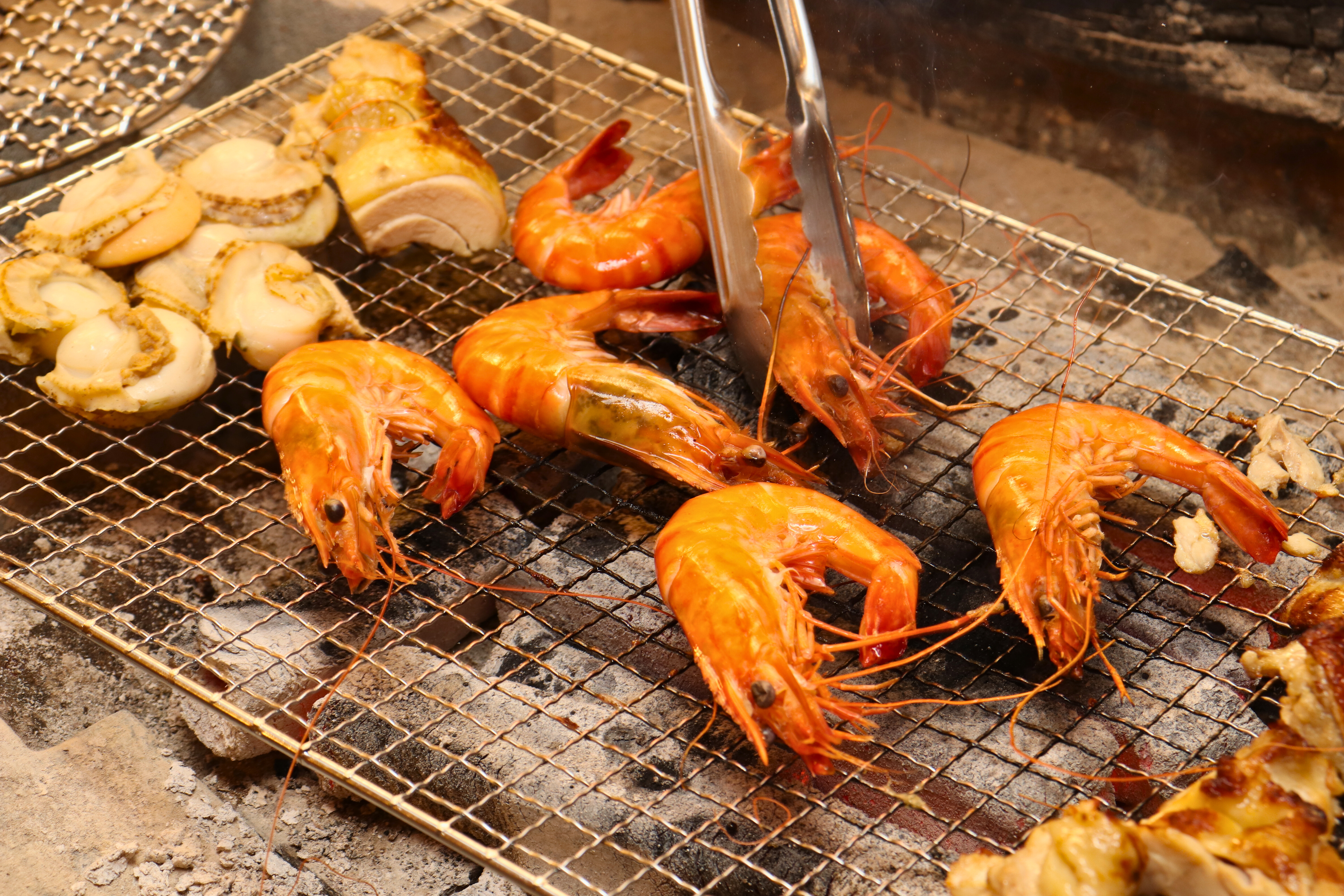 【ライブキッチン】炭火で丁寧に焼き上げた一品料理をご提供いたします。