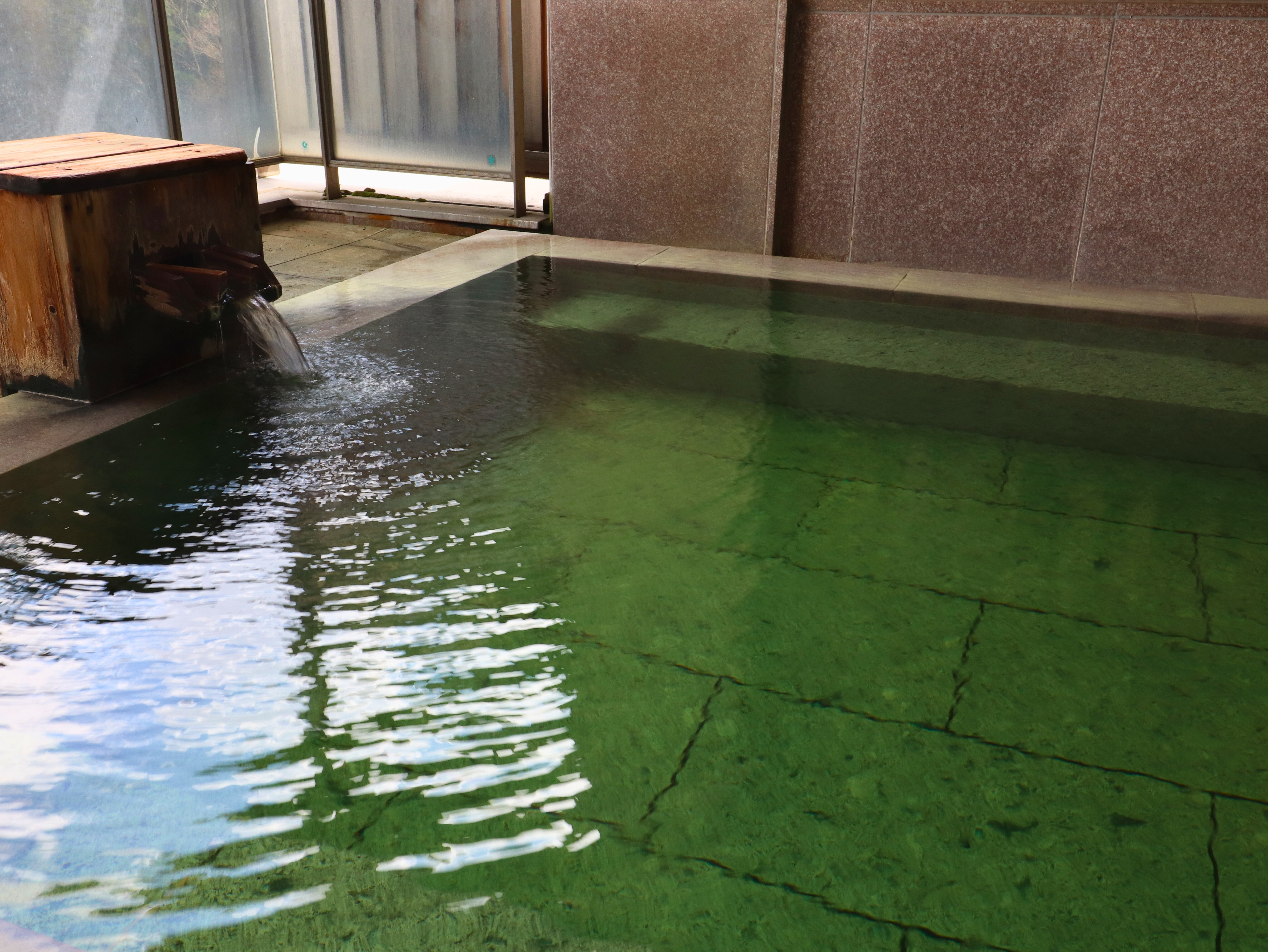 展望露天風呂【水鏡】絶景の阿賀野川を眺め浸かるエメラルドグリーンに輝く天然温泉