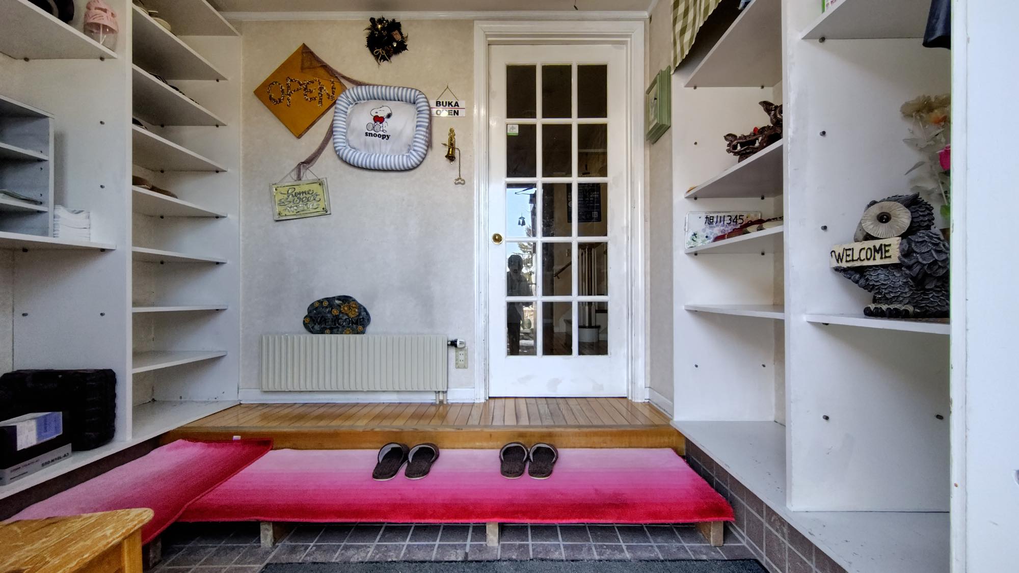 十分な収納スペースを備えた、機能的な玄関