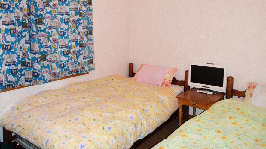 ・和洋室のお部屋一例　ベッドとお布団のお部屋となります。