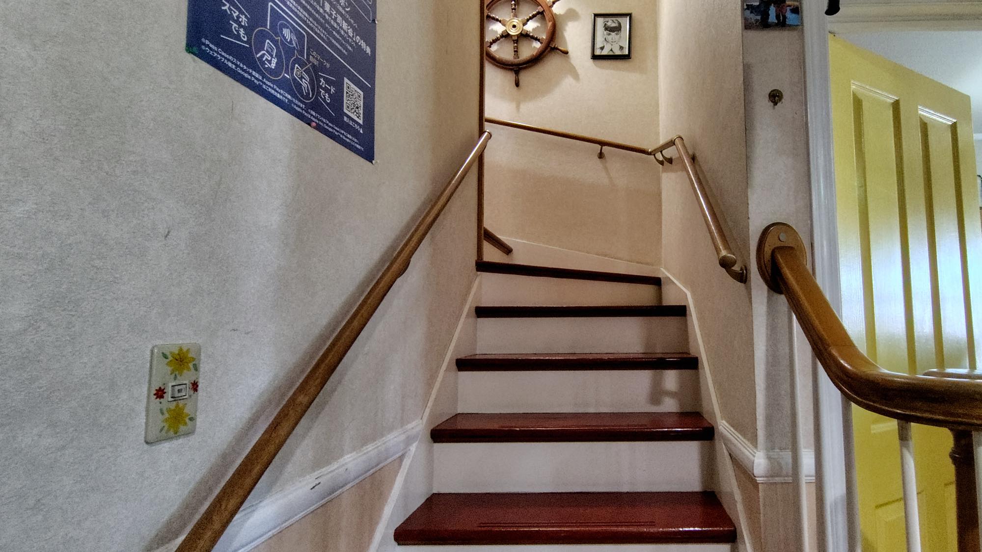 【館内】2階に客室がございます