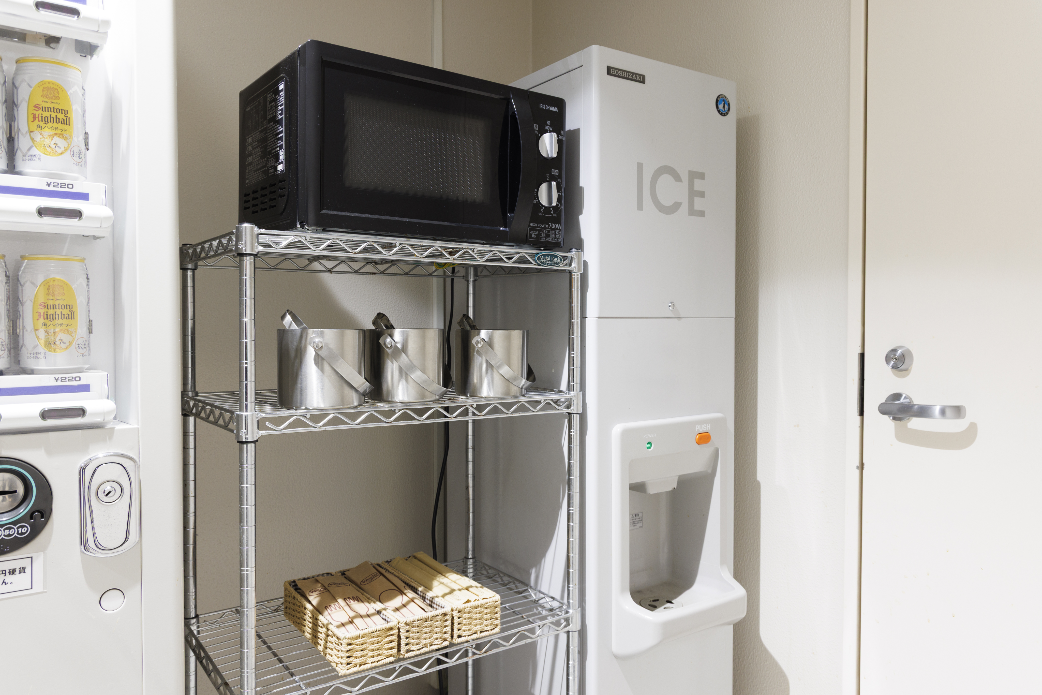 電子レンジ　/　製氷機　/　無料カラトリー