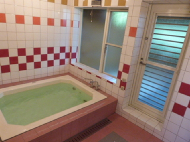 バブロバス。扉を開けると露天風呂です。浴槽の大きさは146×115cm。足を延ばして入浴できます♪　