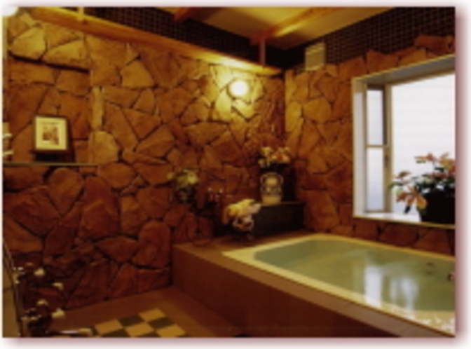 洋風岩風呂。浴槽の大きさは146×115cm。足を延ばして入浴できます♪　麦飯石温泉
