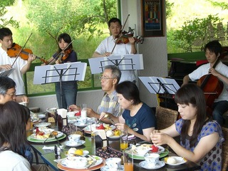 音楽に囲まれた朝食