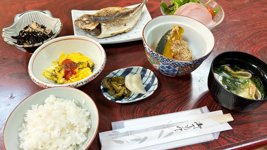 *【朝食（一例）】焼き魚を中心にした和朝食。お腹いっぱい食べて海へGO♪