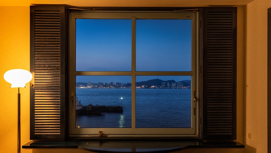 【眺望】海峡側の客室から眺める夜景