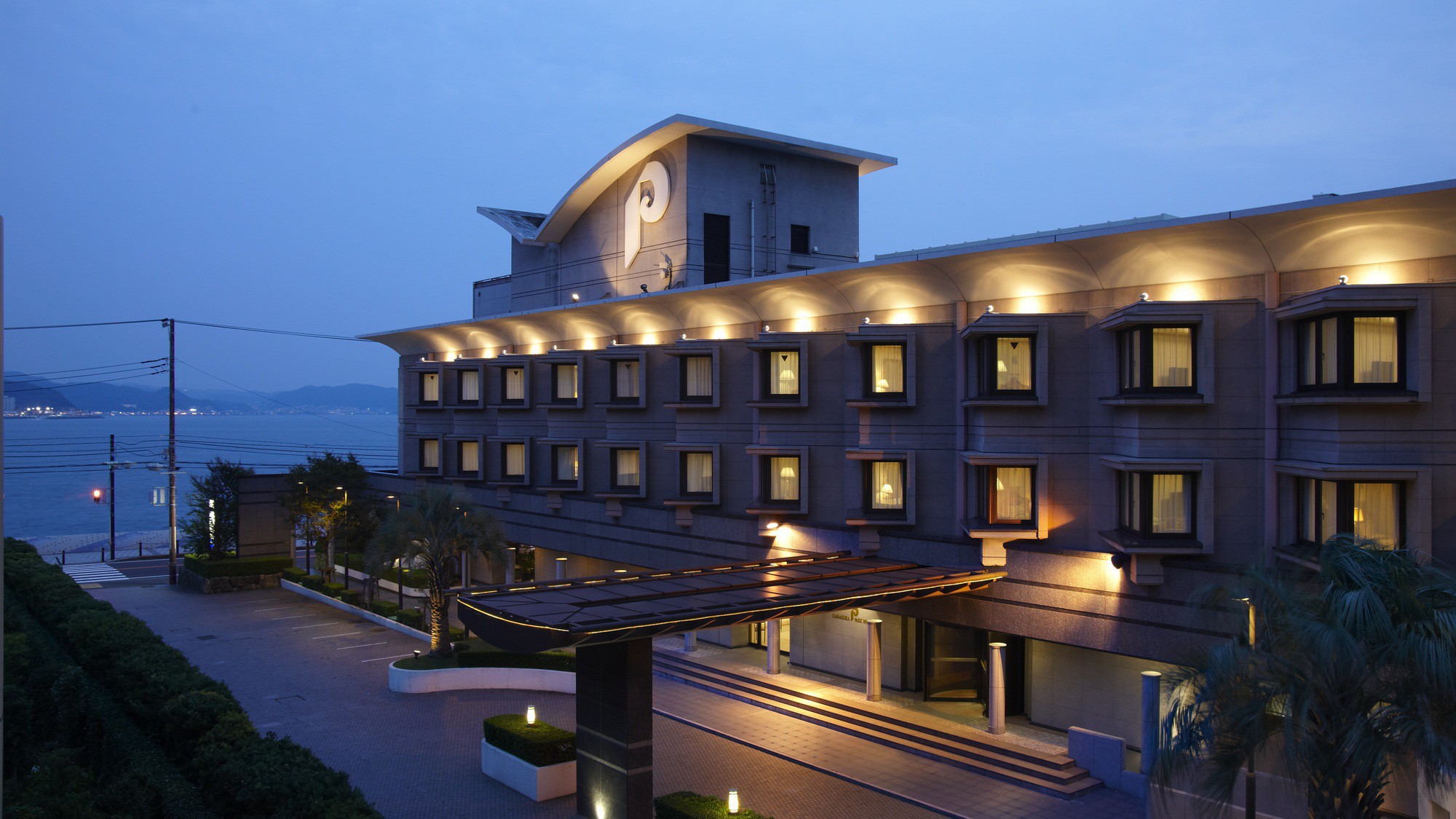 ホテル外観日没後