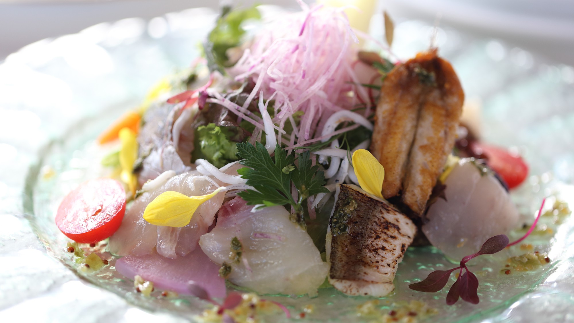 当店一番人気メニュー　鎌倉・三浦野菜と相模湾で獲れた鮮魚を使用した「湘南風サラダ」