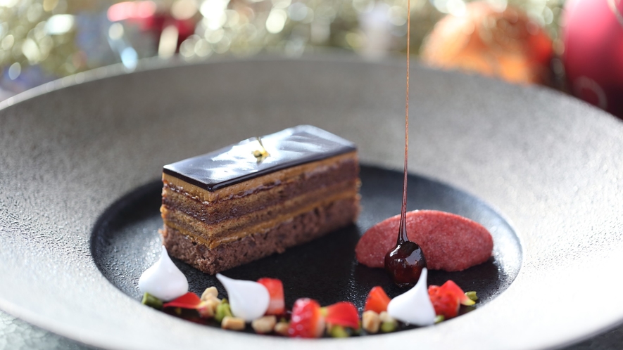 レストランペルゴーラのパティシエ自慢の濃厚なショコラケーキ「オペラ」