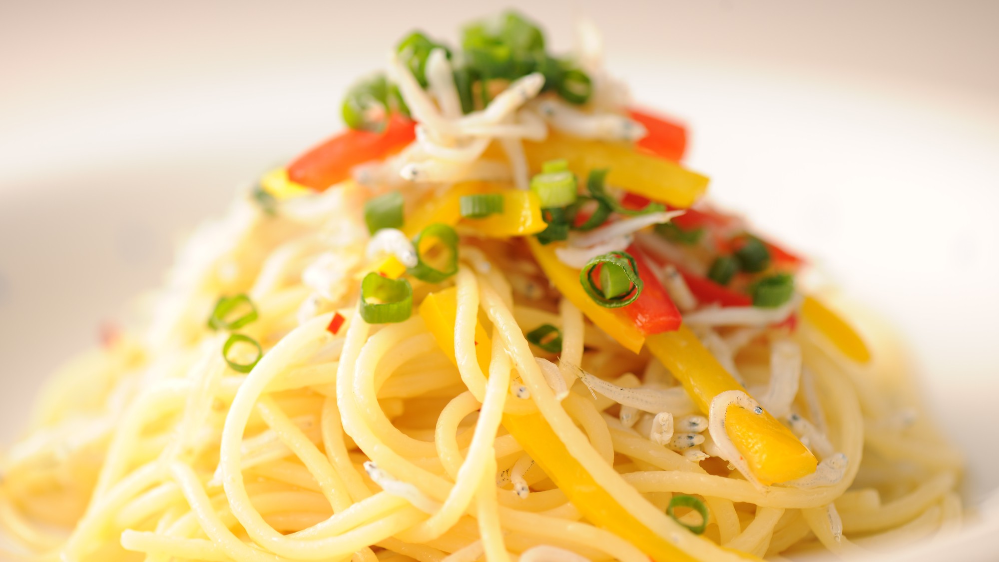 レストランペルゴーラで人気のオイルベースのパスタ「しらすのスパゲッティ」