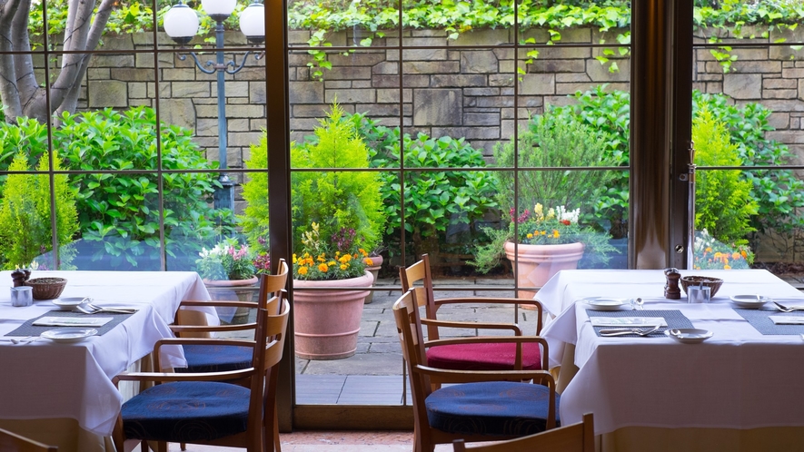 レストランペルゴーラの中庭　毎年６月には「あじさい」が満開