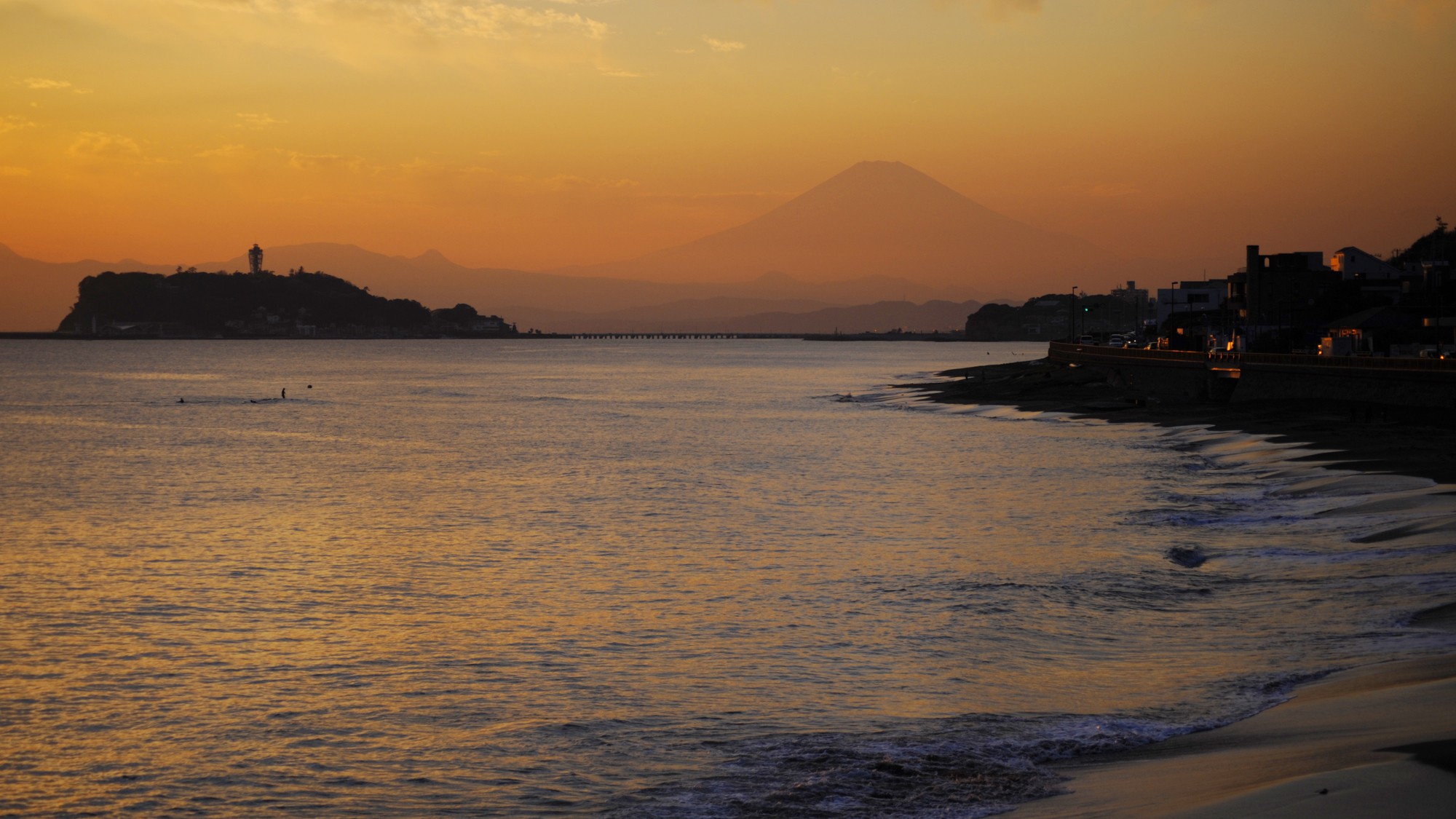 お散歩コース稲村ケ崎からの夕景　富士山のシルエットが絶景