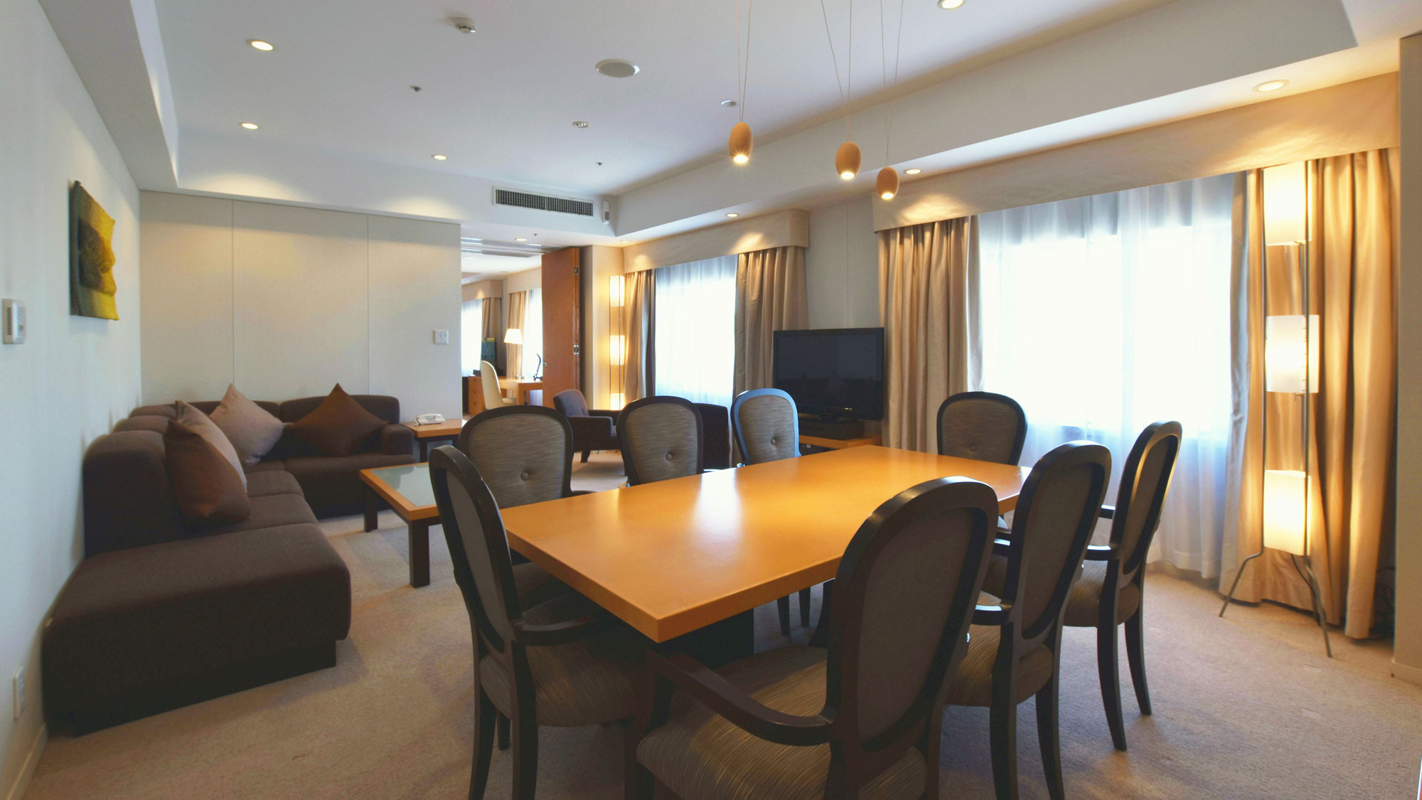 【エグゼクティブスイート】光が差し込む明るいリビングルーム