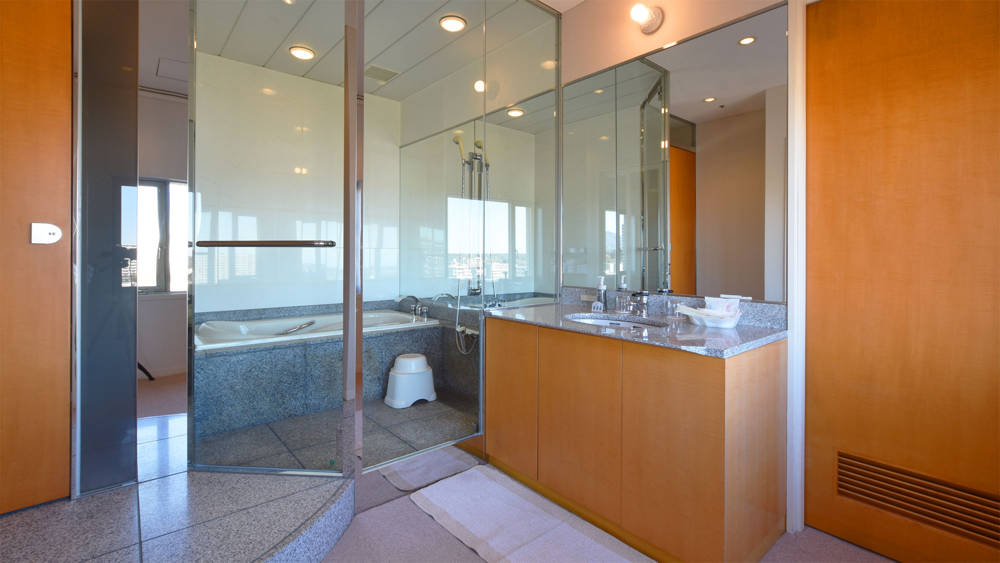 【スイート】洗面台まわりの様子