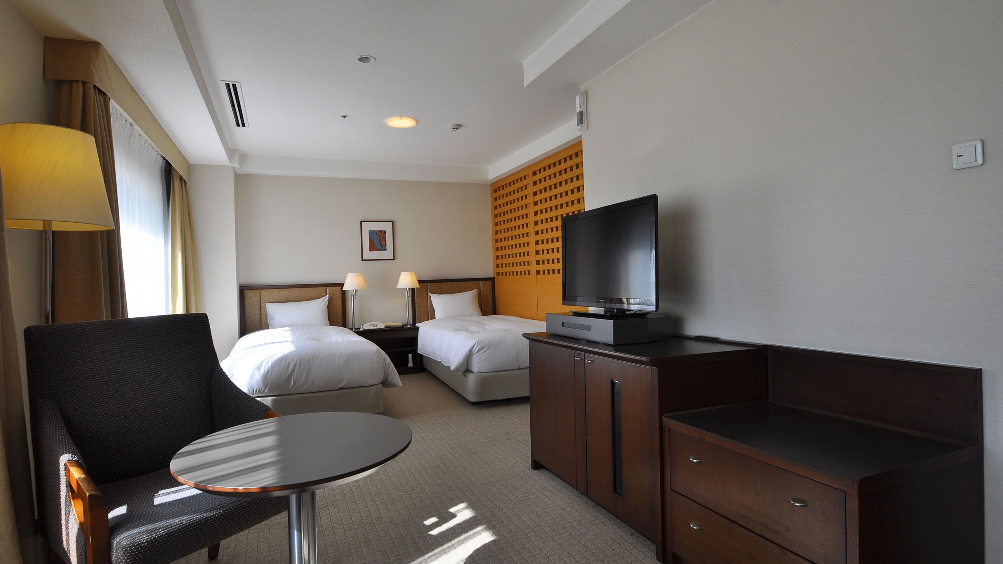 【アクセシブルツイン（バリアフリー）】窓から差し込む光が心地よい空間を演出しています