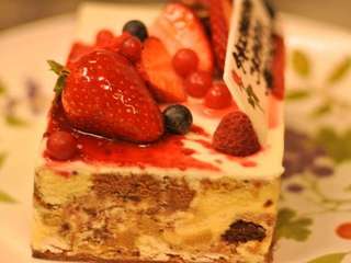 ある日の記念日ケーキ。なんと婚約ケーキになりました。(伊豆高原で評判のケーキ屋さんから仕入れます。)