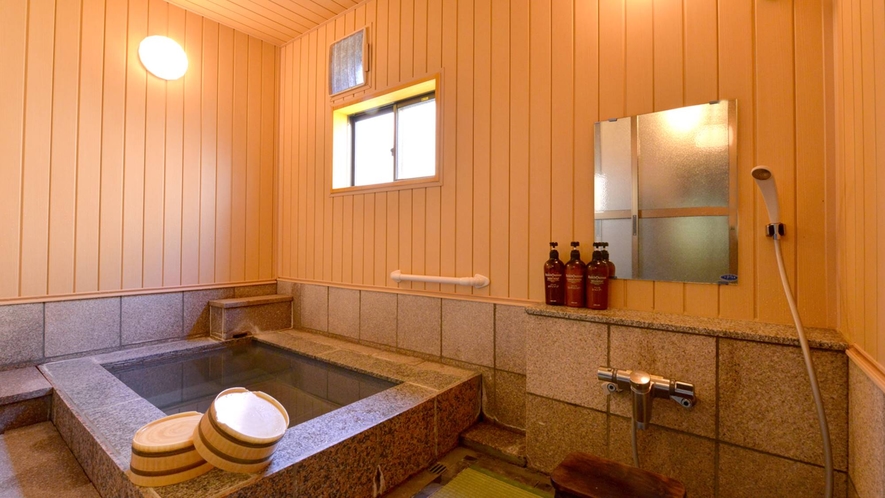 *貸切風呂“石鏡”/肌触りも柔らかい畳のお座敷風呂。足元が滑らず、安心してご入浴いただけます。