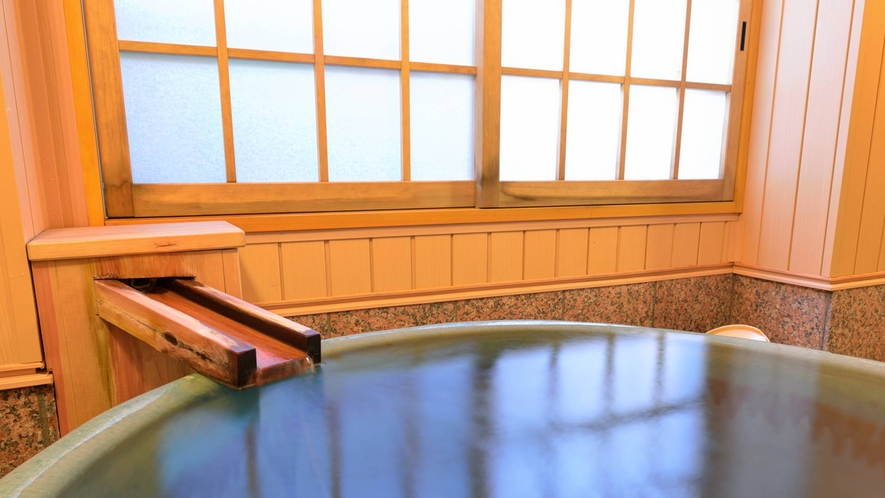 *貸切風呂“白根葵”/湯量豊富に湧き出る草津温泉の源泉をひいた湯船。寛ぎのひと時をお過ごし下さい。
